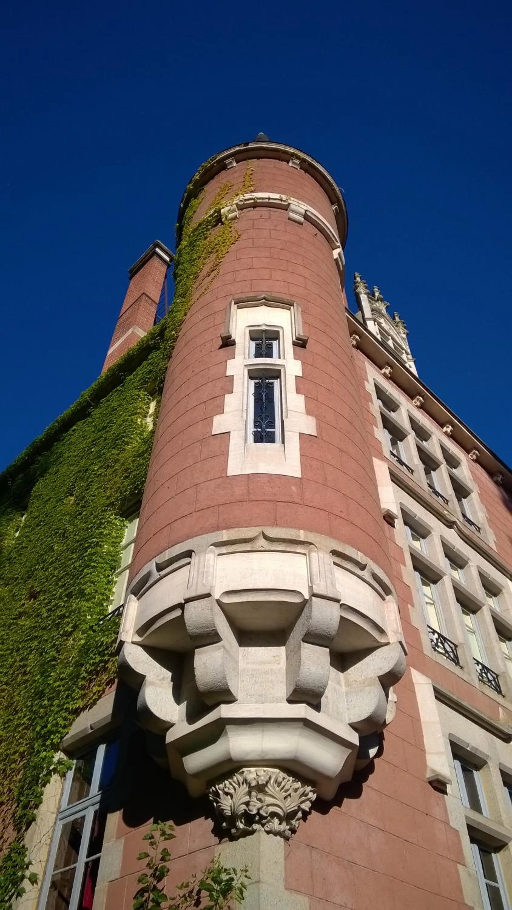 Property building in Château de la Vernède, la Grande Vernède