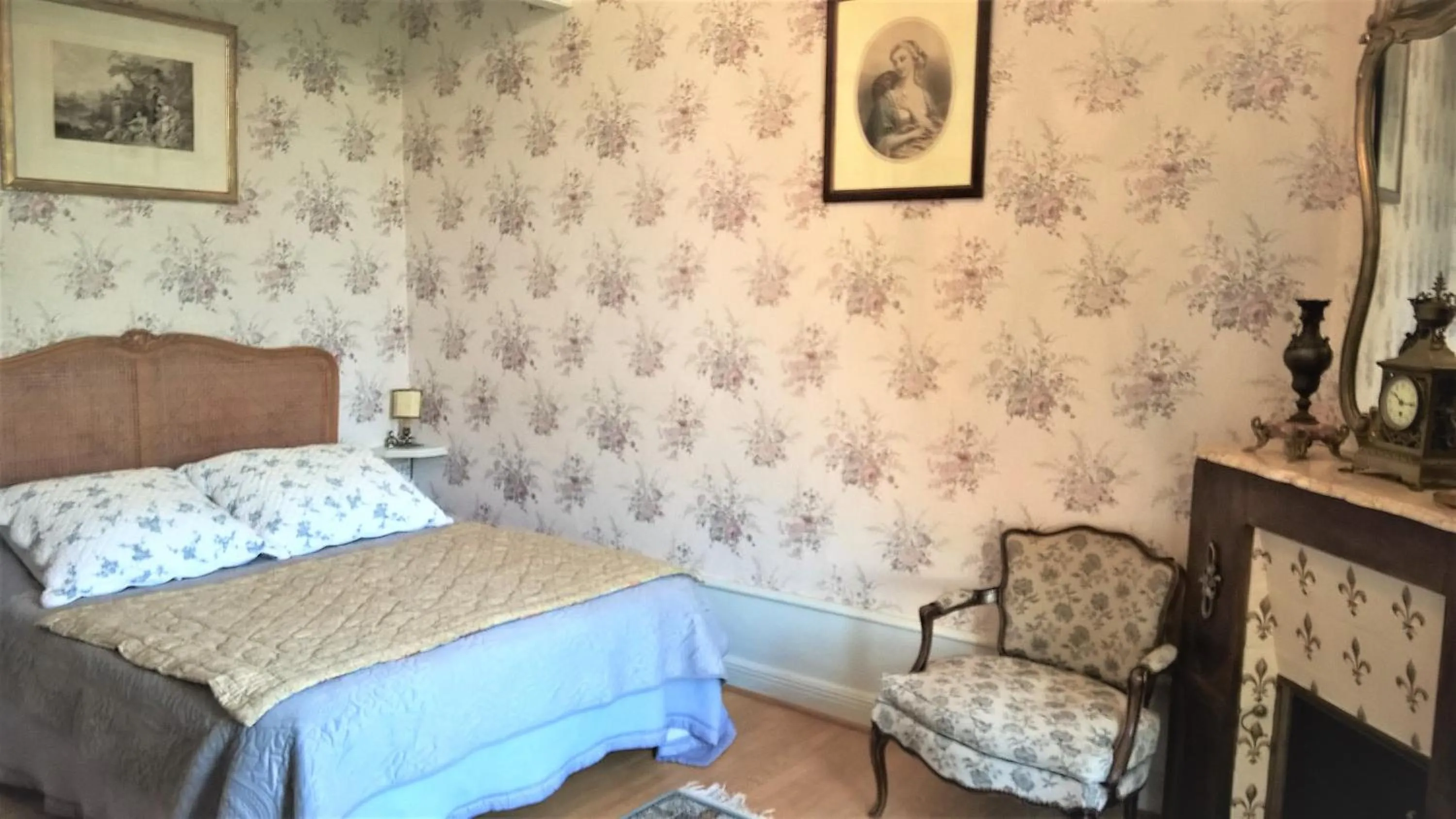 Bed in Château de la Vernède, la Grande Vernède