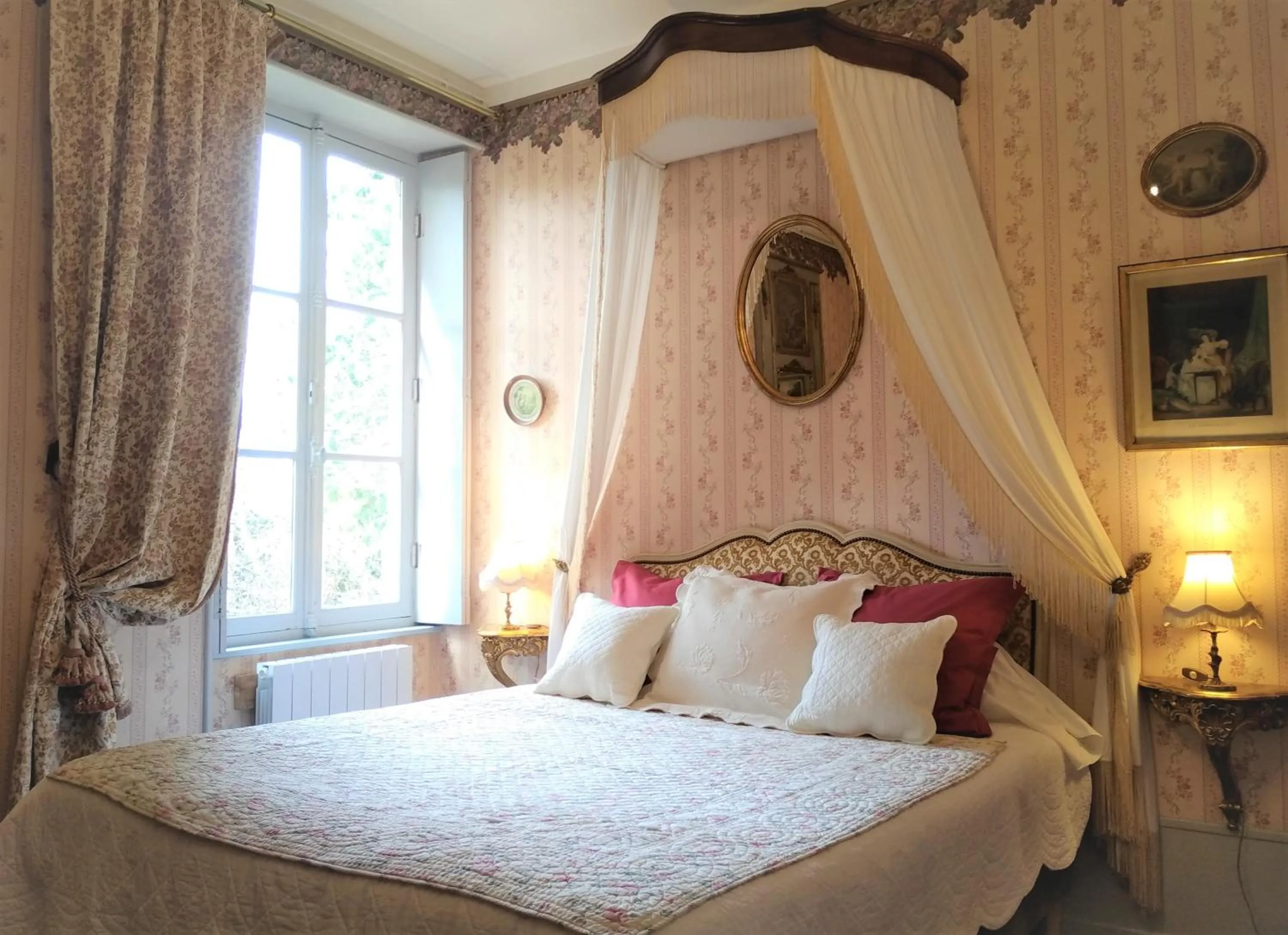 Photo of the whole room in Château de la Vernède, la Grande Vernède