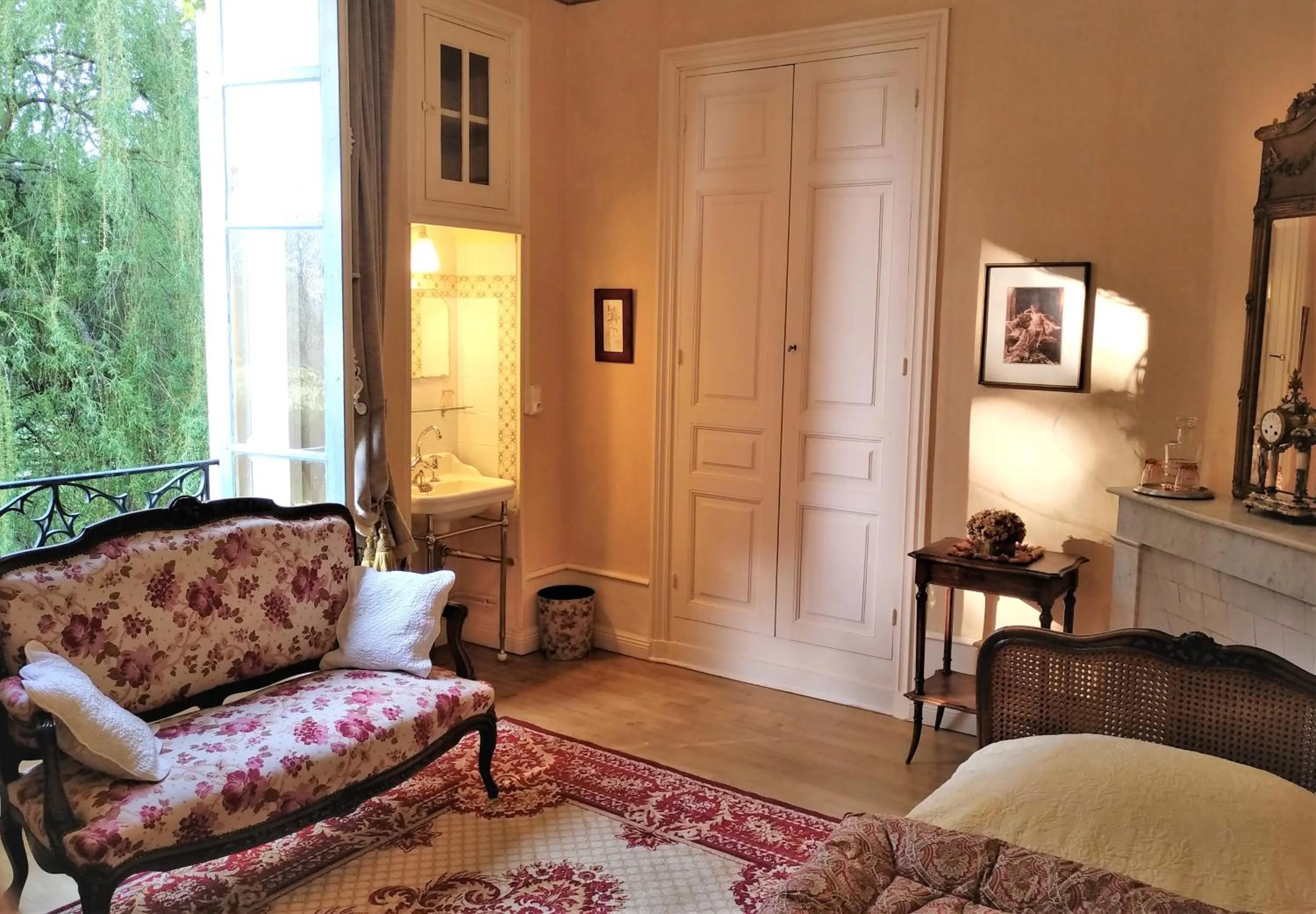 Photo of the whole room in Château de la Vernède, la Grande Vernède