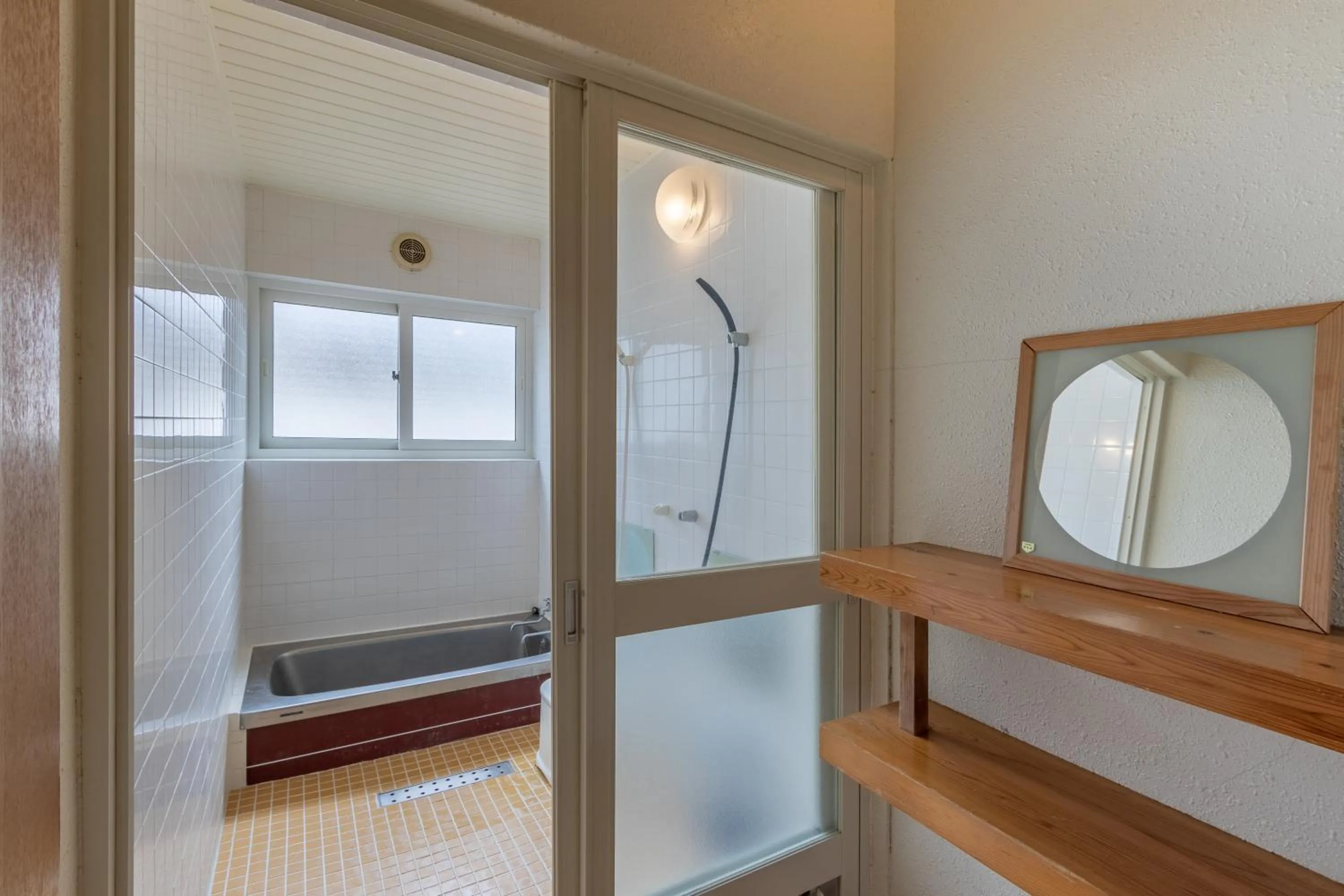 Shower, Bed in North Point