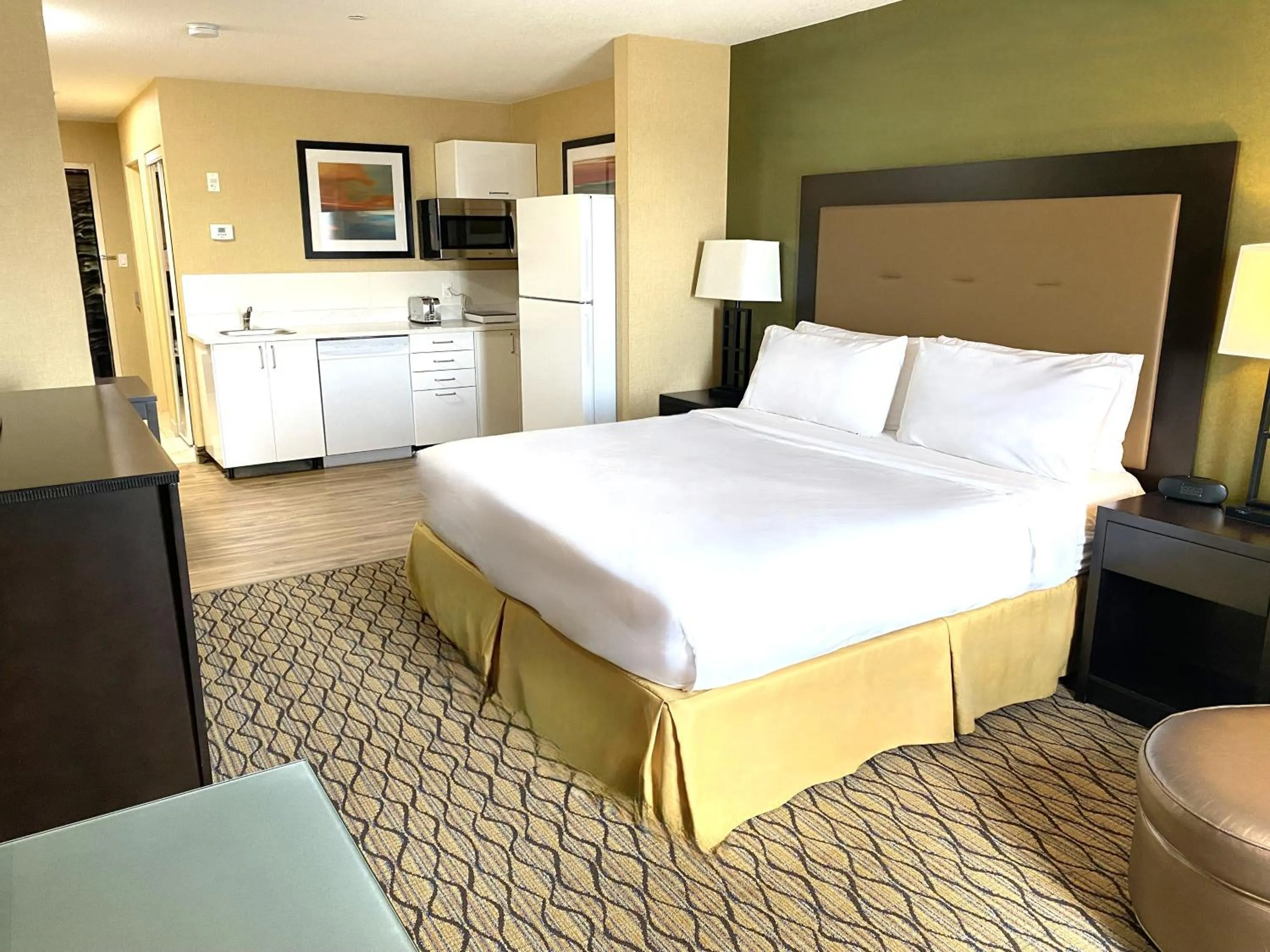 Kitchen or kitchenette, Bed in Wingate by Wyndham Fort Saskatchewan