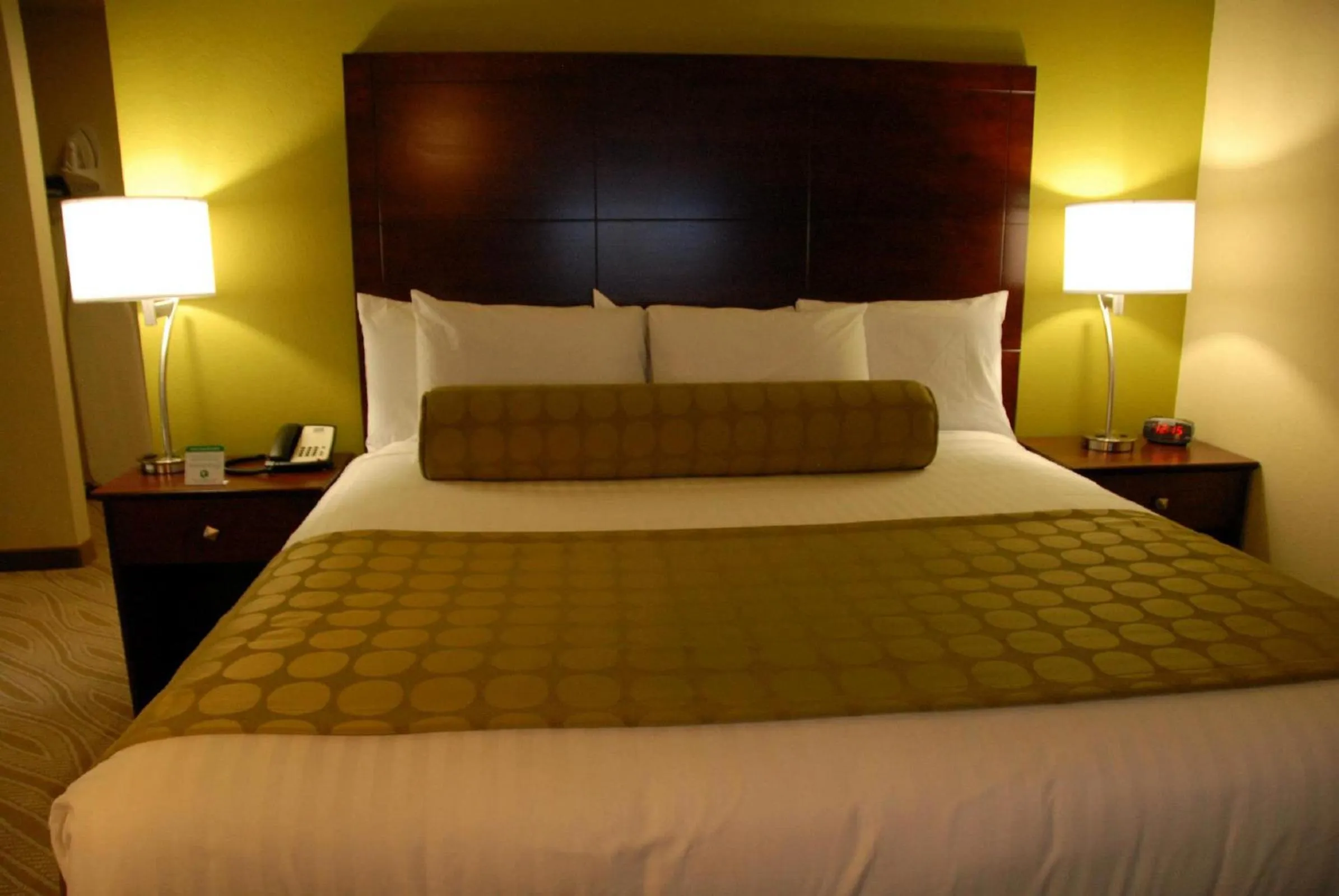 Bed in Cobblestone Inn & Suites - Marquette