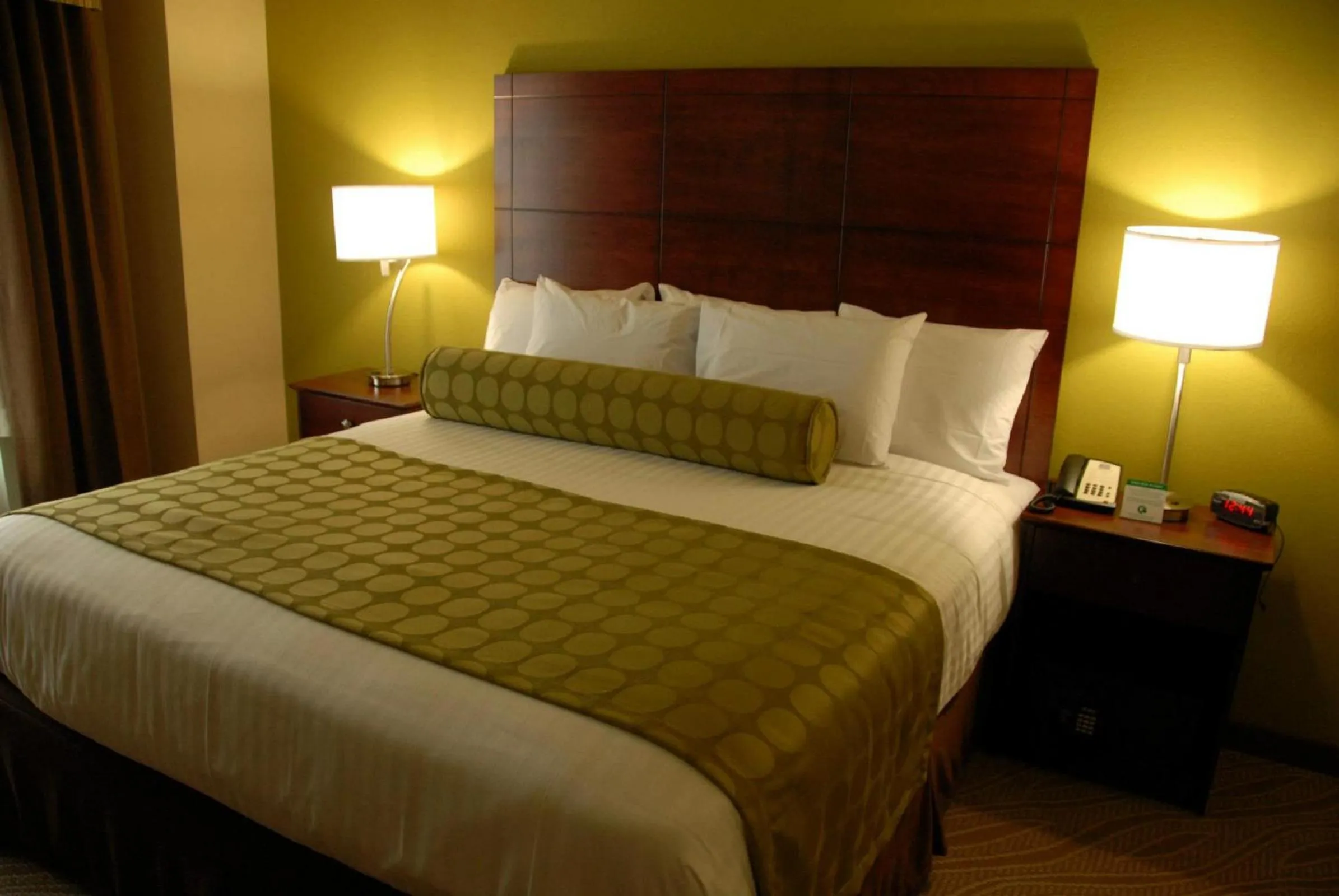 Bed in Cobblestone Inn & Suites - Marquette