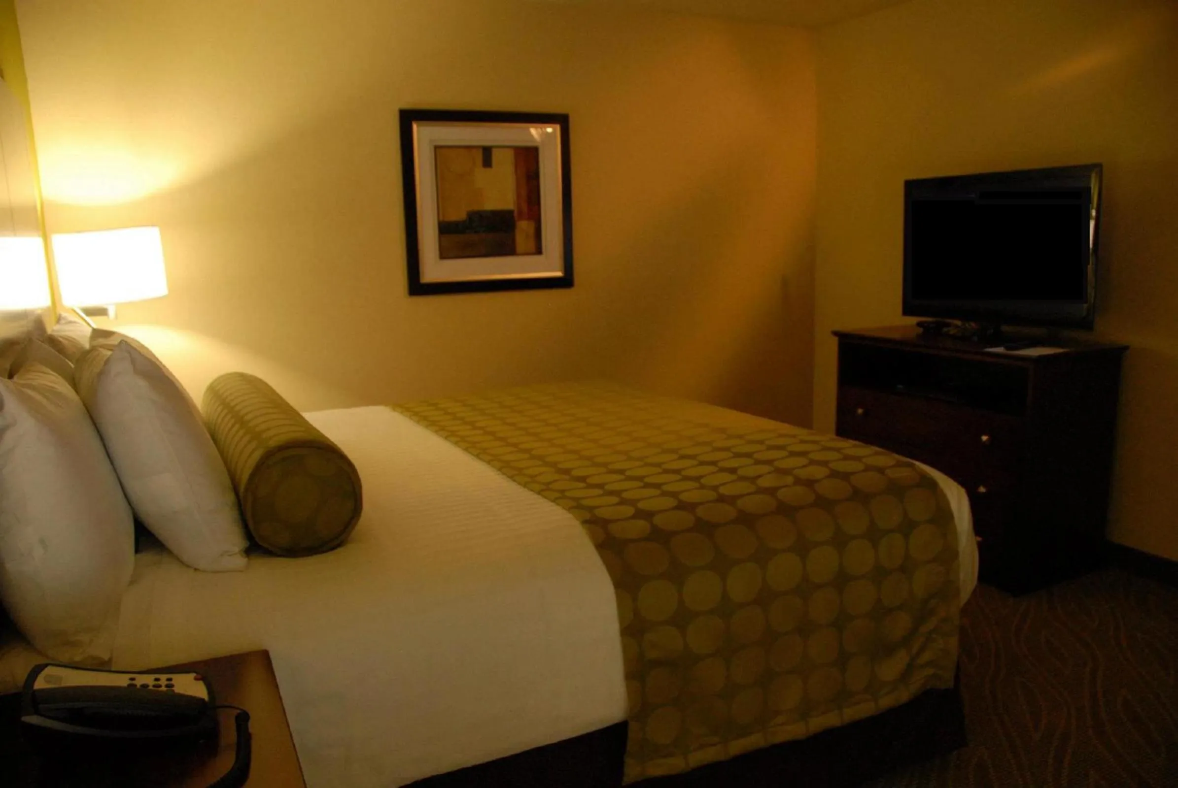 Bed in Cobblestone Inn & Suites - Marquette