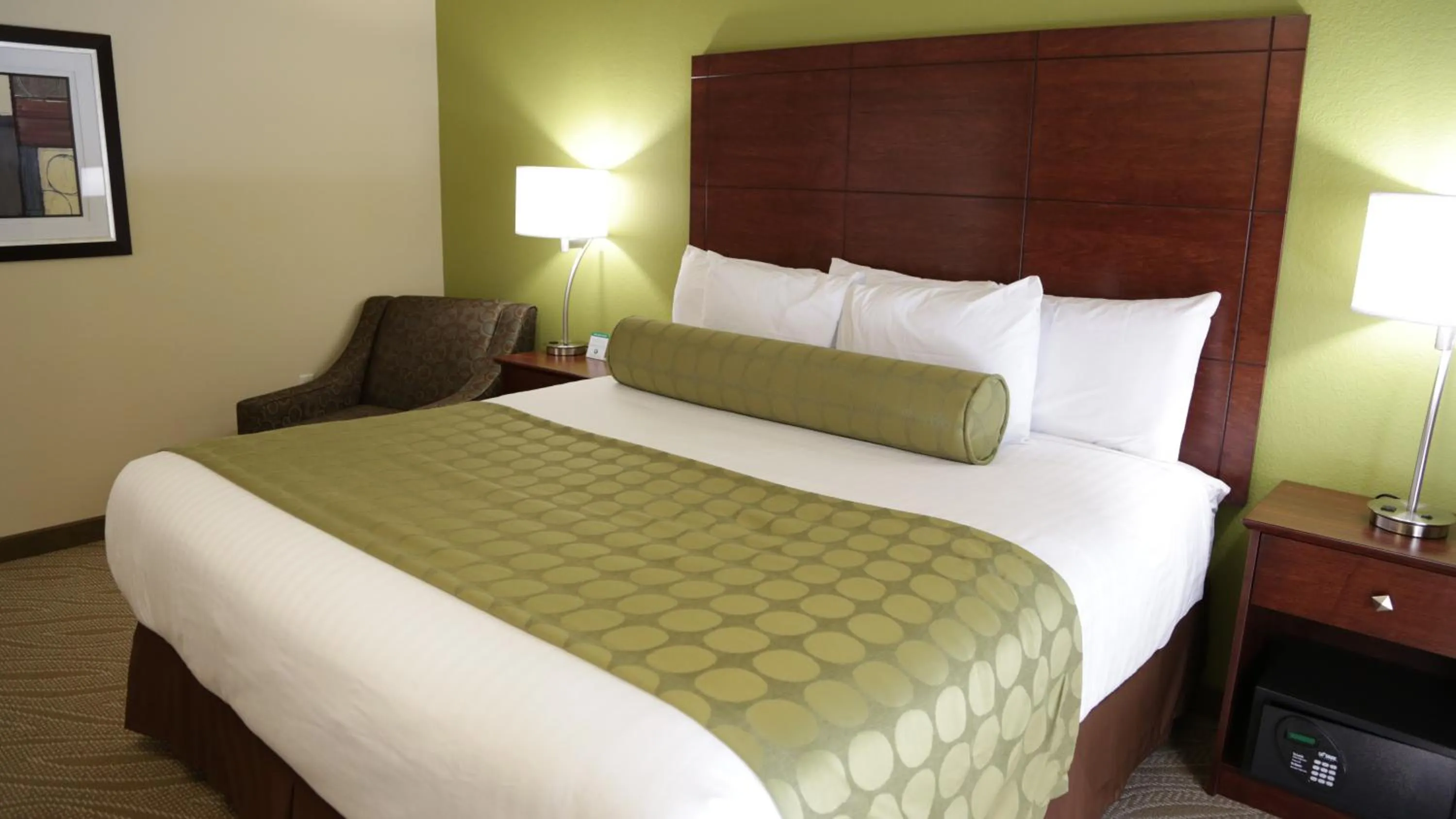 Bed in Cobblestone Inn & Suites - Marquette