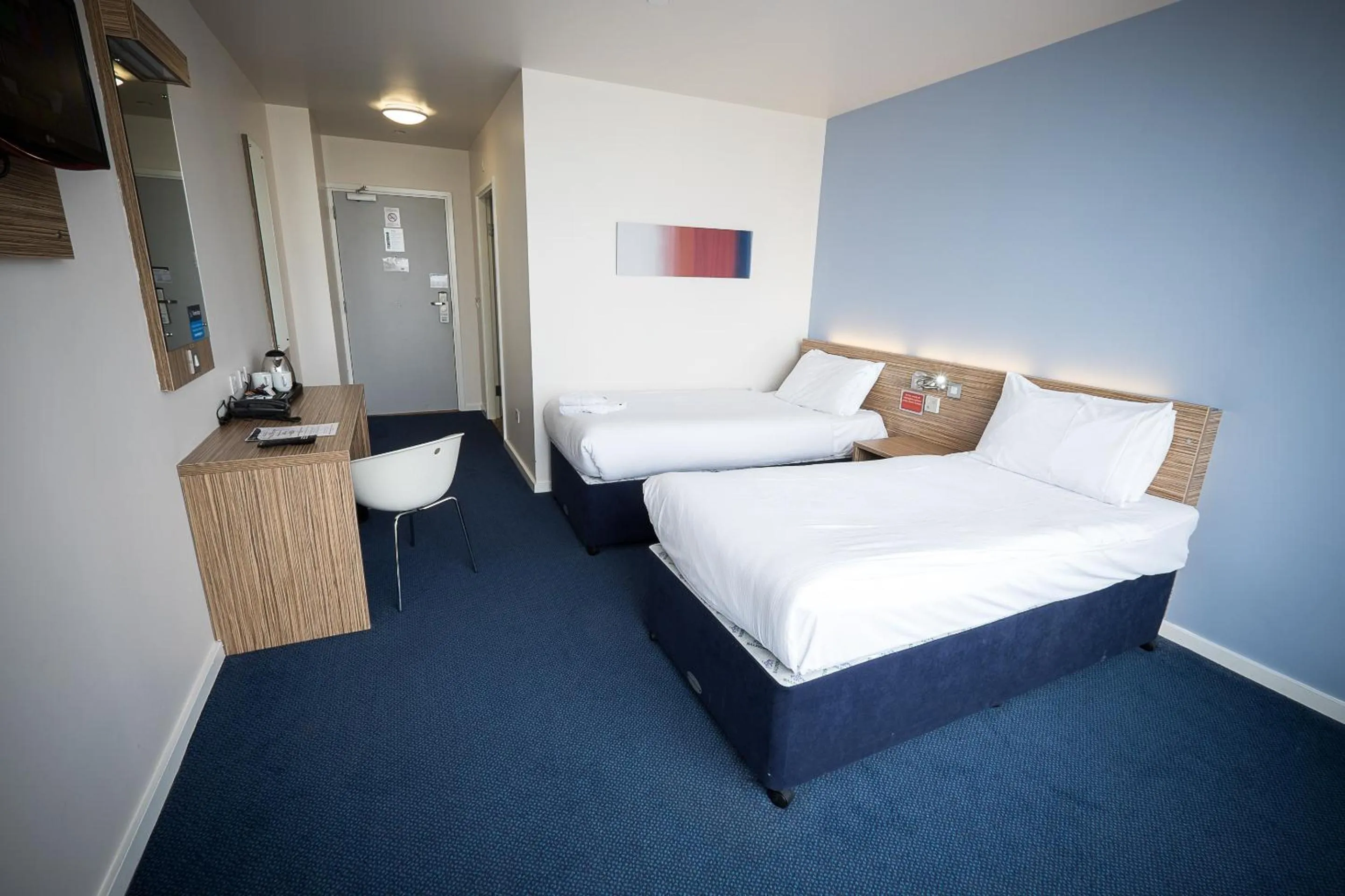 Photo of the whole room, Bed in Travelodge Limerick Castletroy