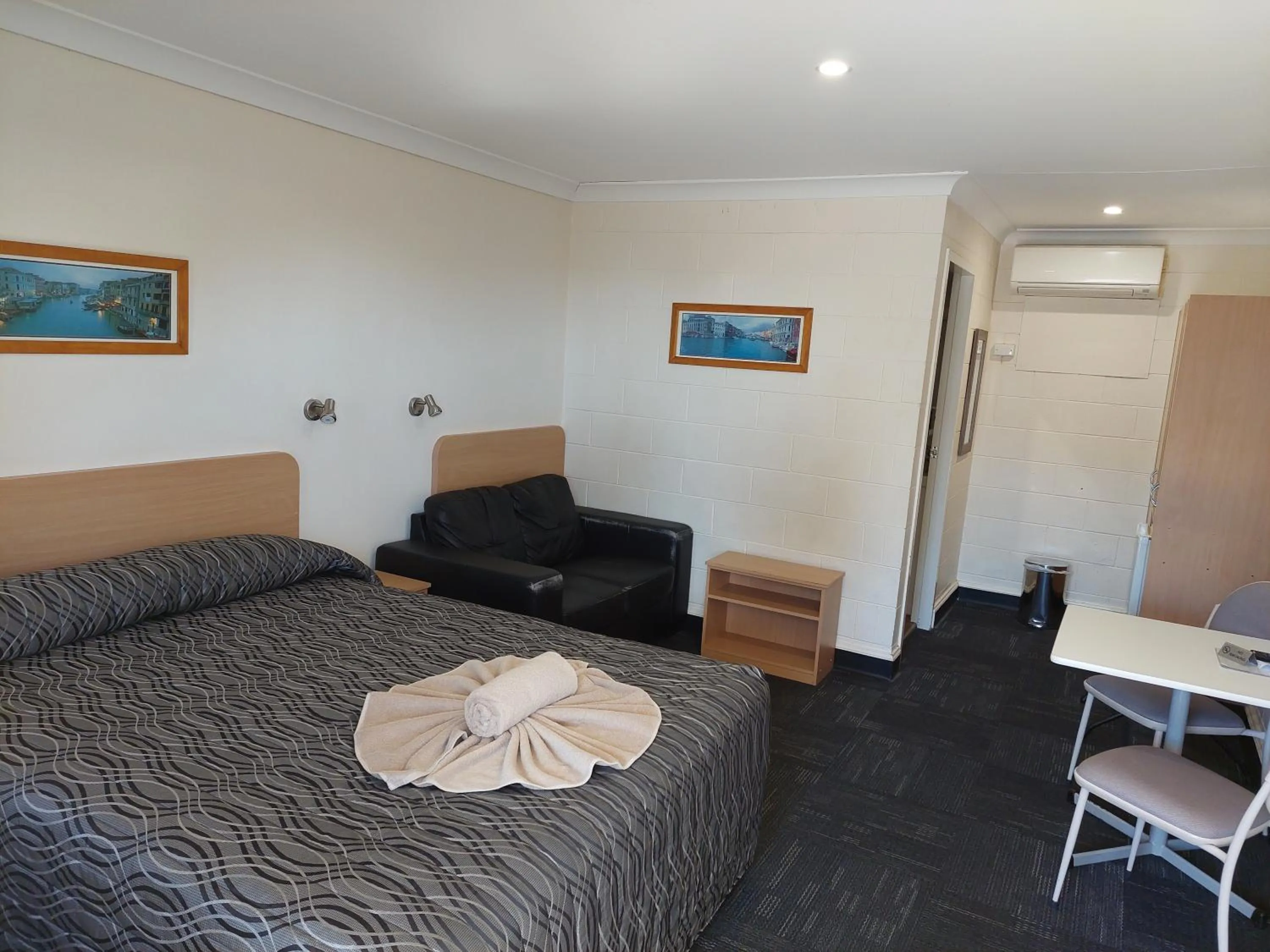 Bed in All Seasons Motor Lodge