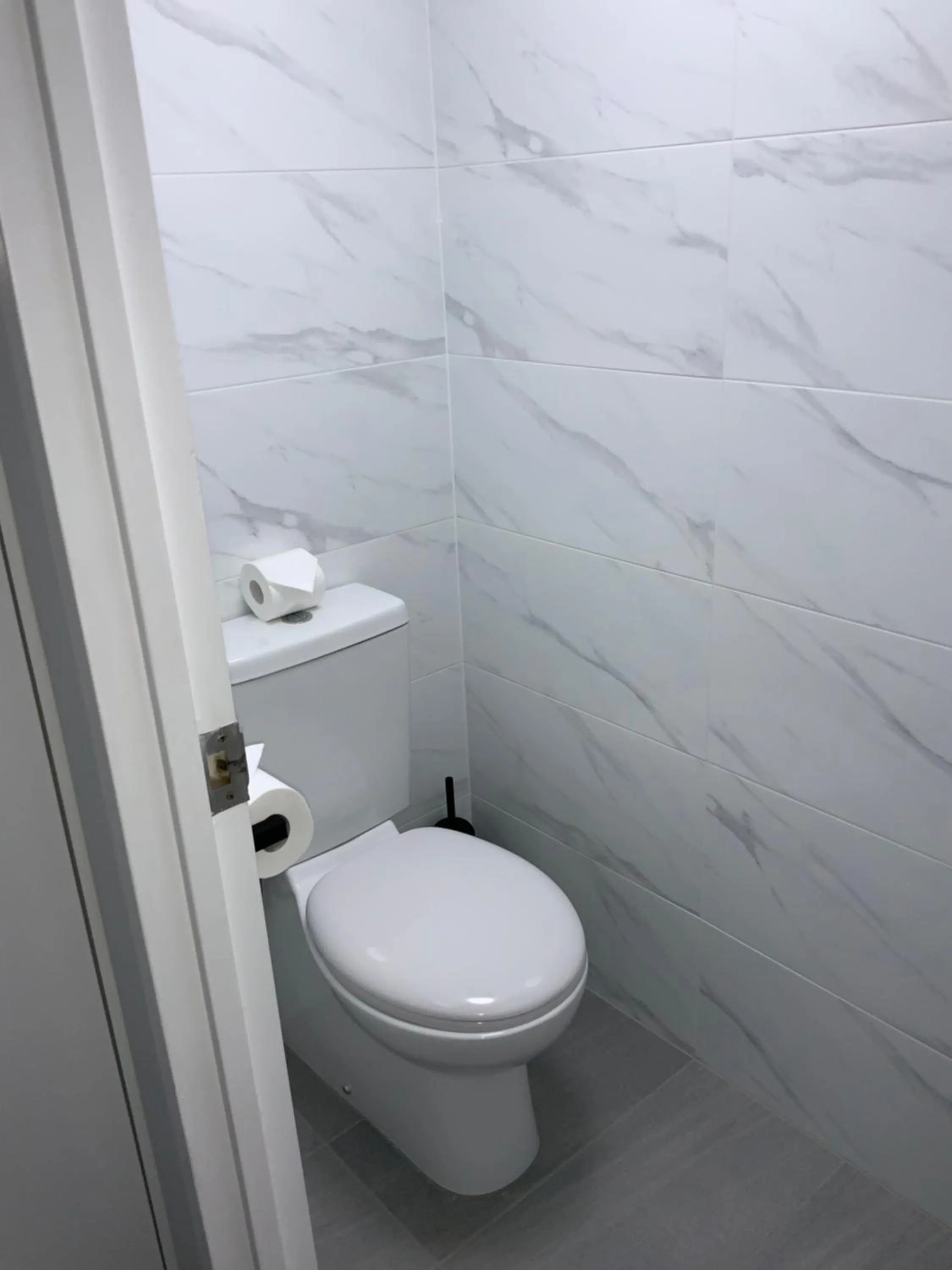 Toilet in Meridian Alex Beach Apartments