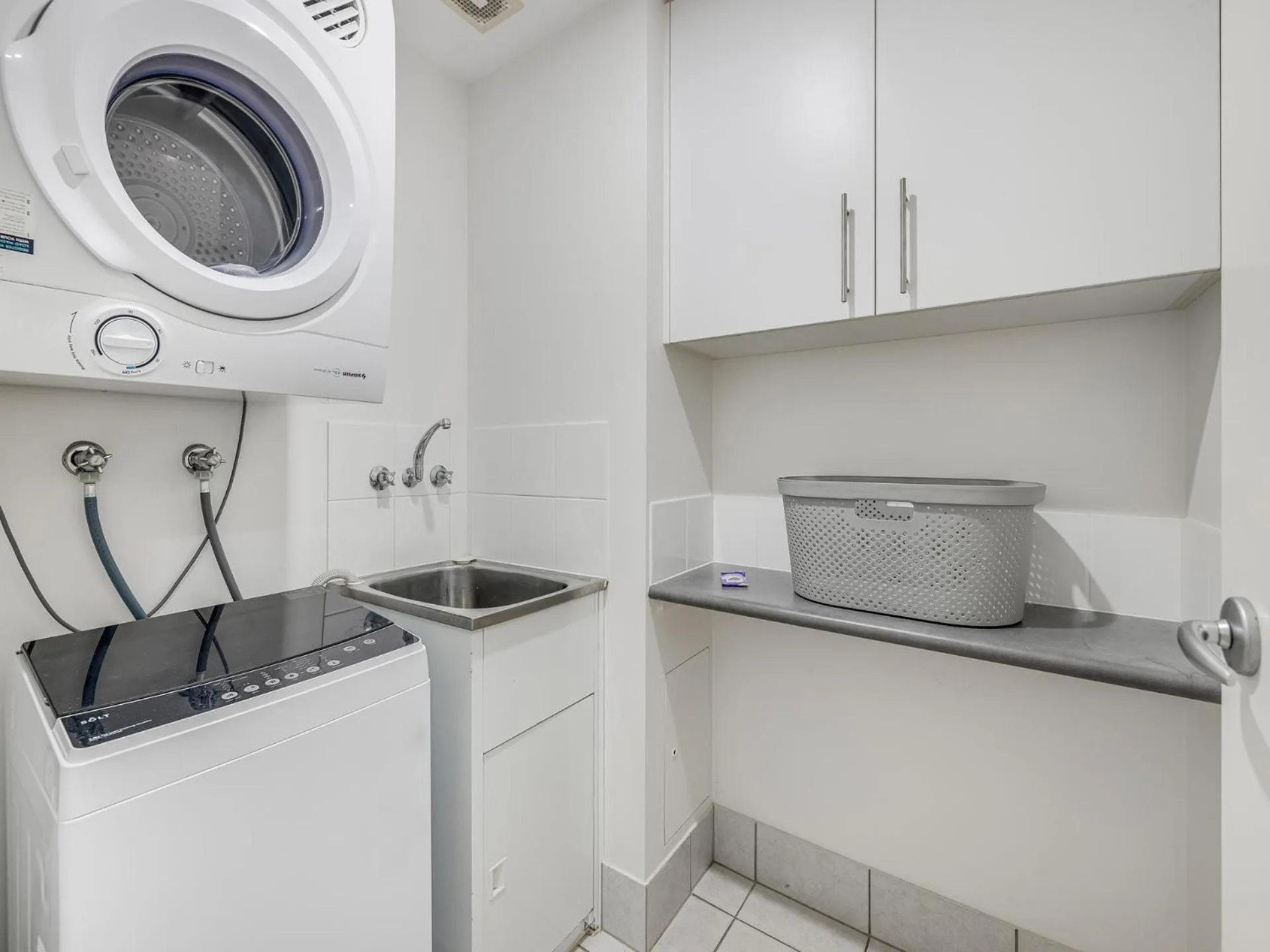 laundry in Meridian Alex Beach Apartments