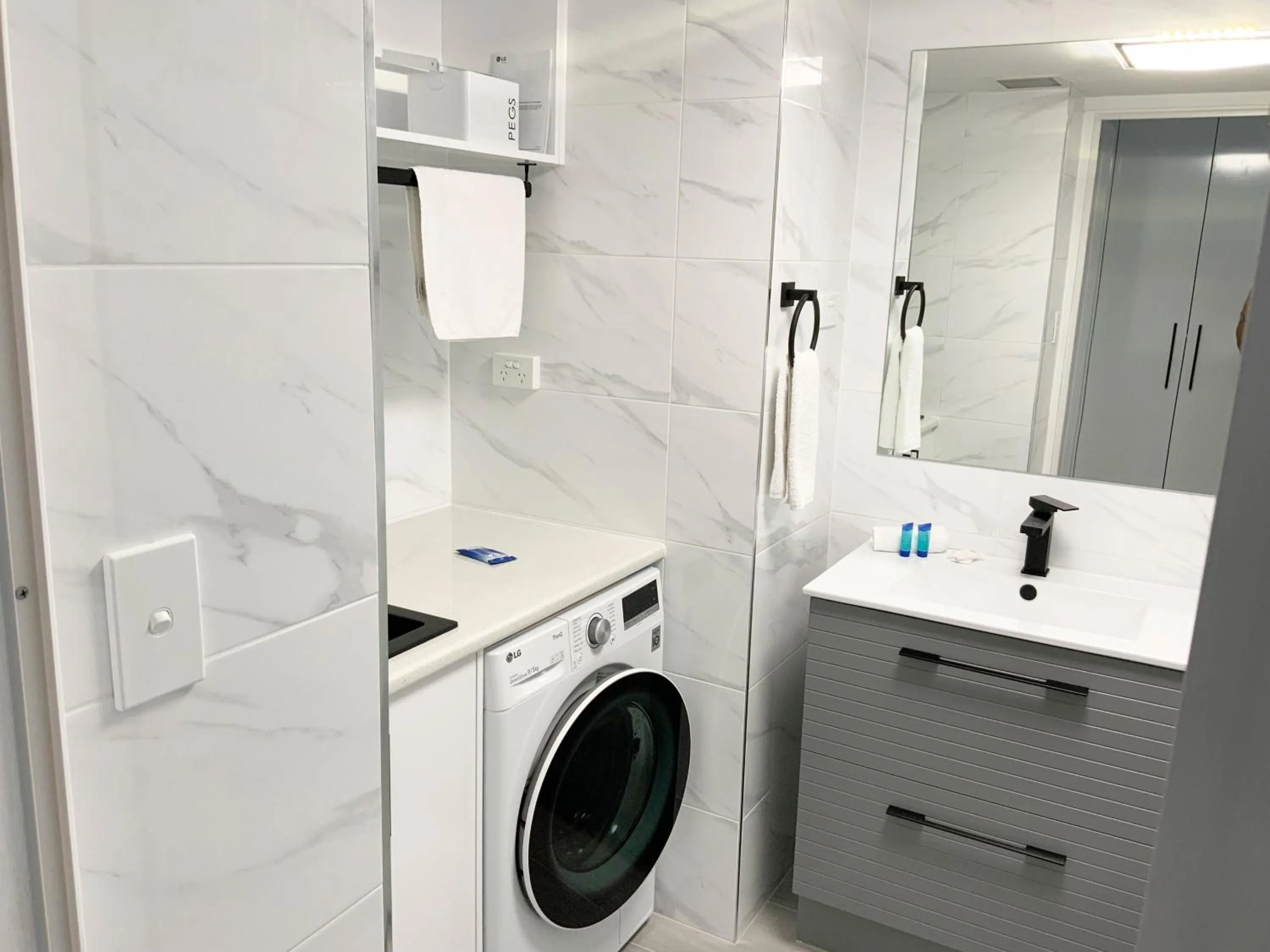 Bathroom in Meridian Alex Beach Apartments