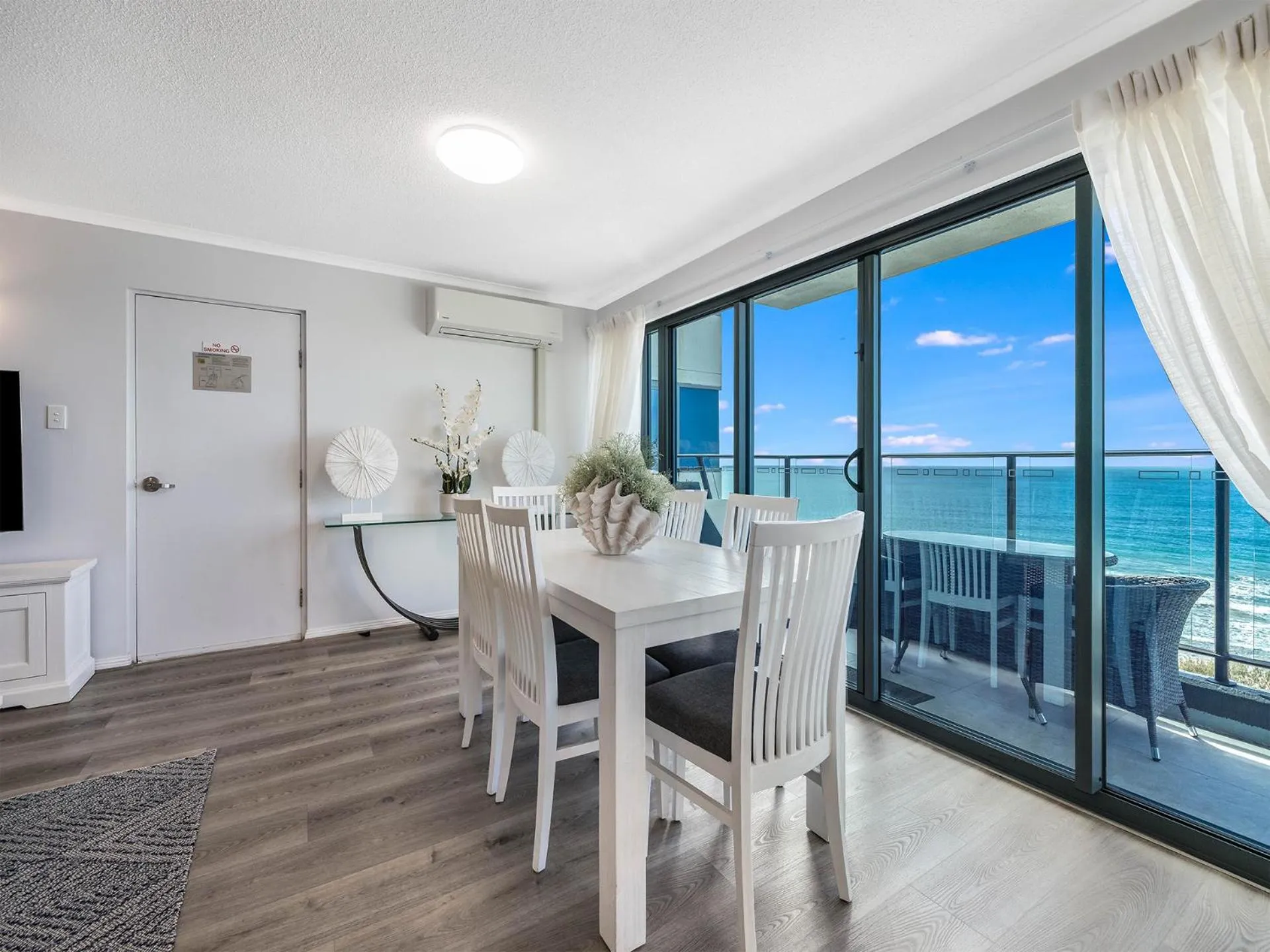 Dining area in Meridian Alex Beach Apartments