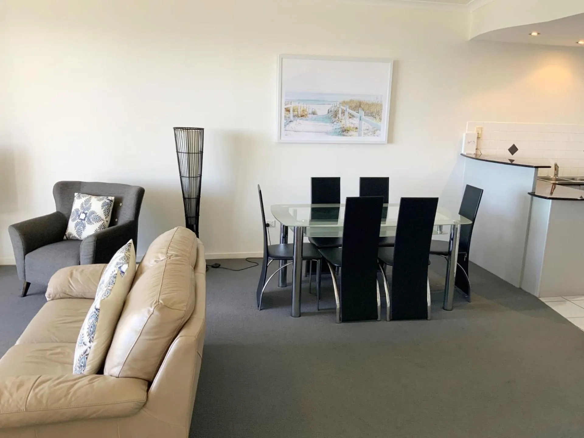 Dining area in Meridian Alex Beach Apartments