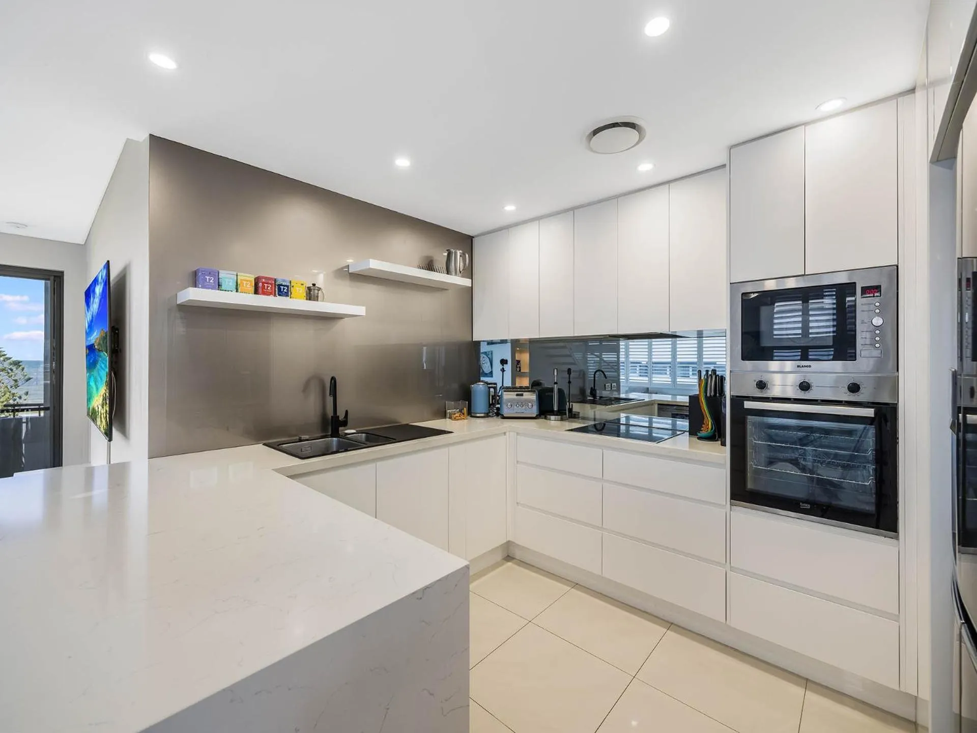 Kitchen or kitchenette in Meridian Alex Beach Apartments