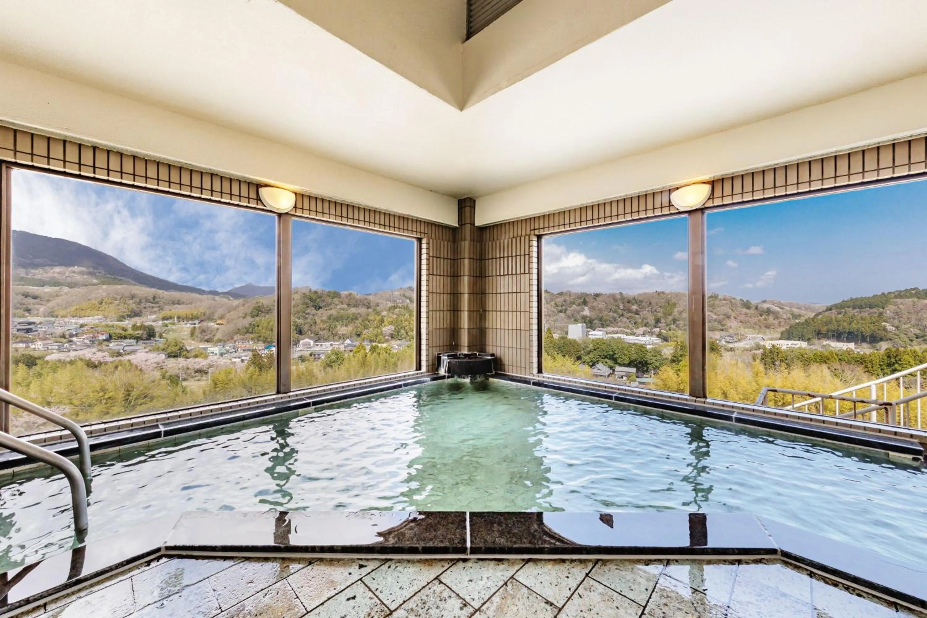 Public Bath in Spa Resort Hawaiians Hotel Hawaiians