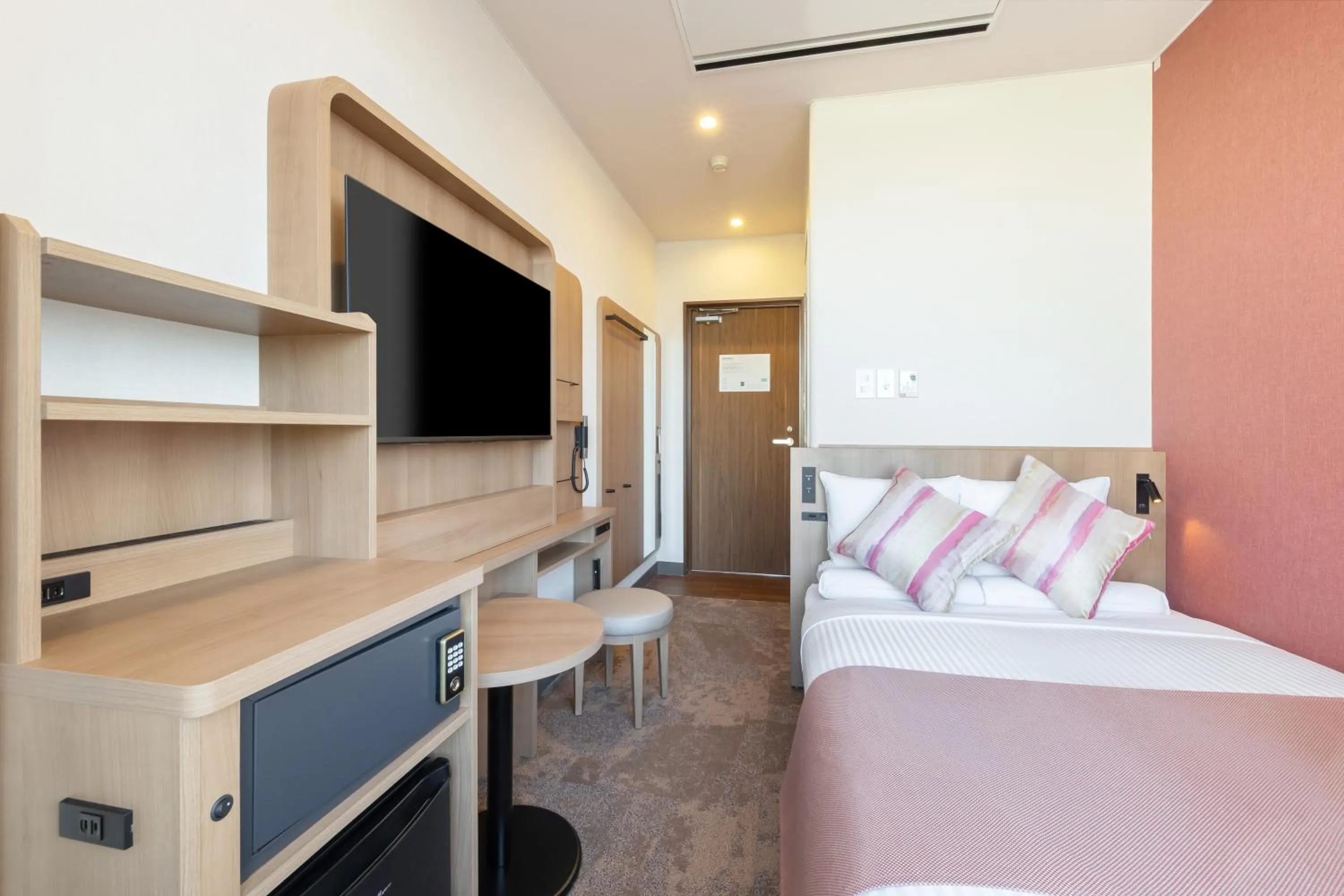 Photo of the whole room, Bed in Spa Resort Hawaiians Hotel Hawaiians