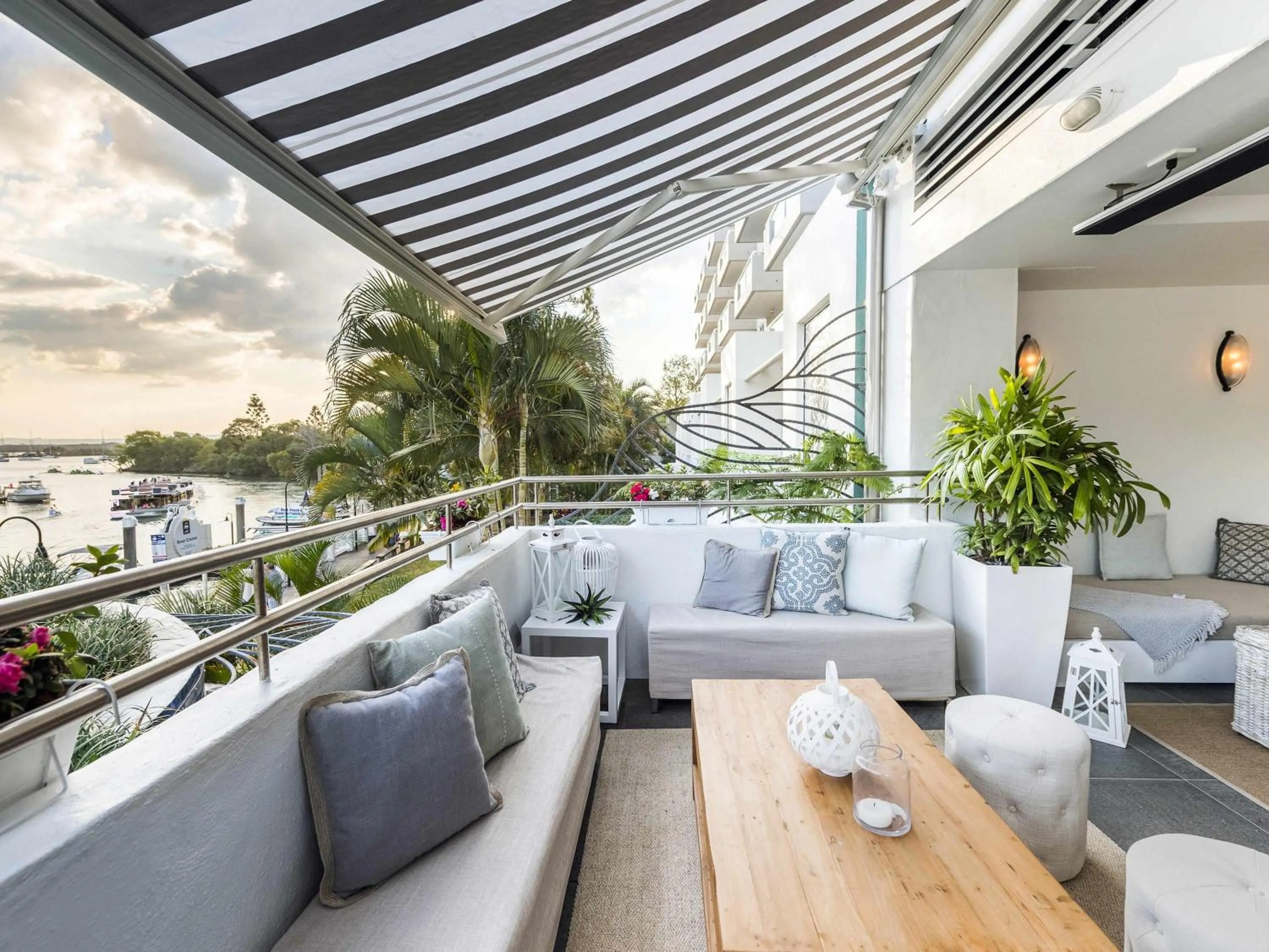Lounge or bar in Sofitel Noosa Pacific Resort