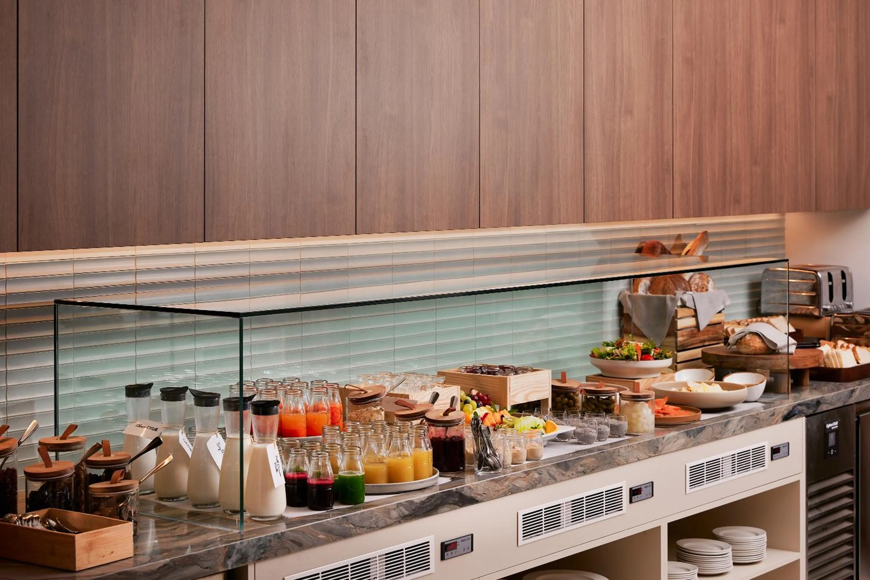 Restaurant/places to eat in Novotel Geelong