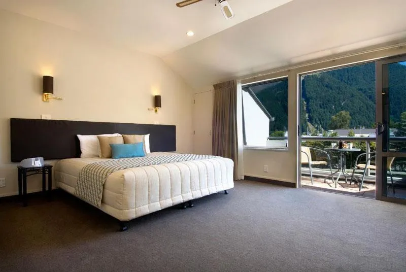 View (from property/room), Bed in Hurley's of Queenstown