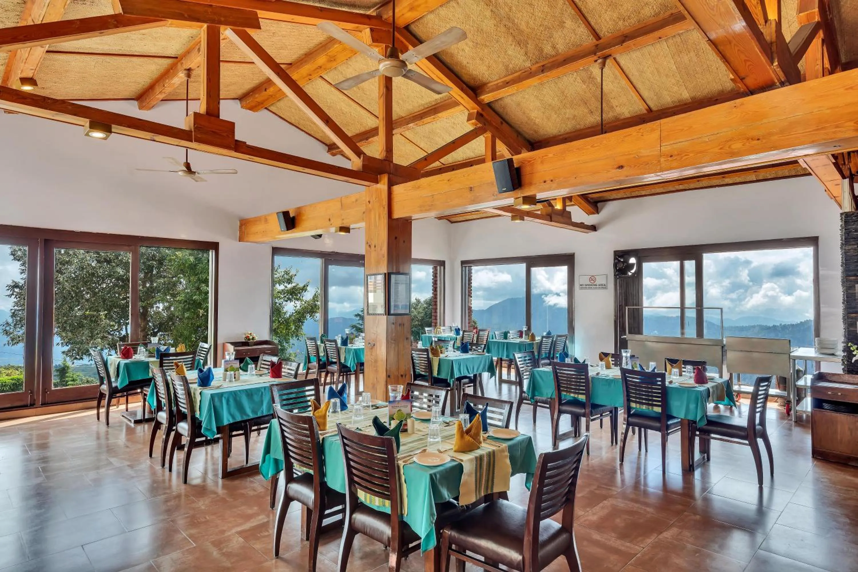 Restaurant/places to eat in Club Mahindra Kanatal