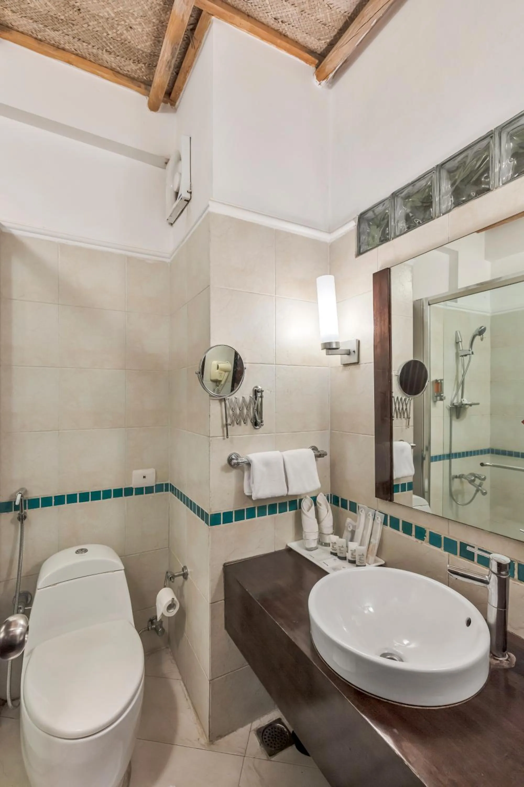 Toilet in Club Mahindra Kanatal