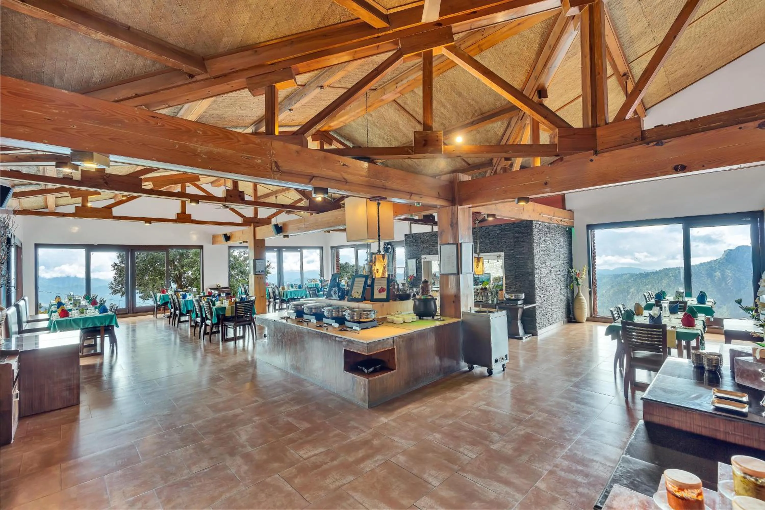 Restaurant/places to eat in Club Mahindra Kanatal