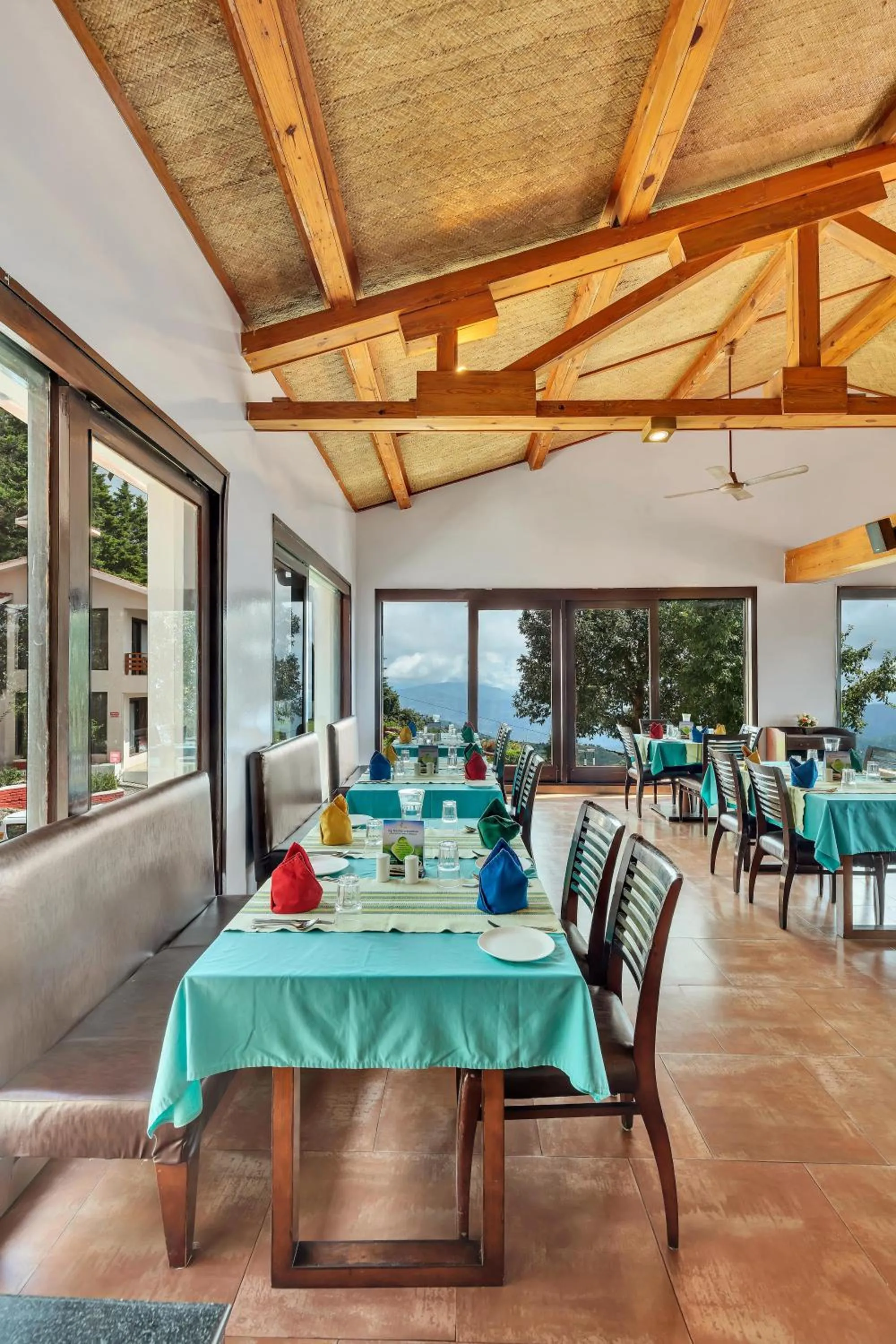 Restaurant/places to eat in Club Mahindra Kanatal