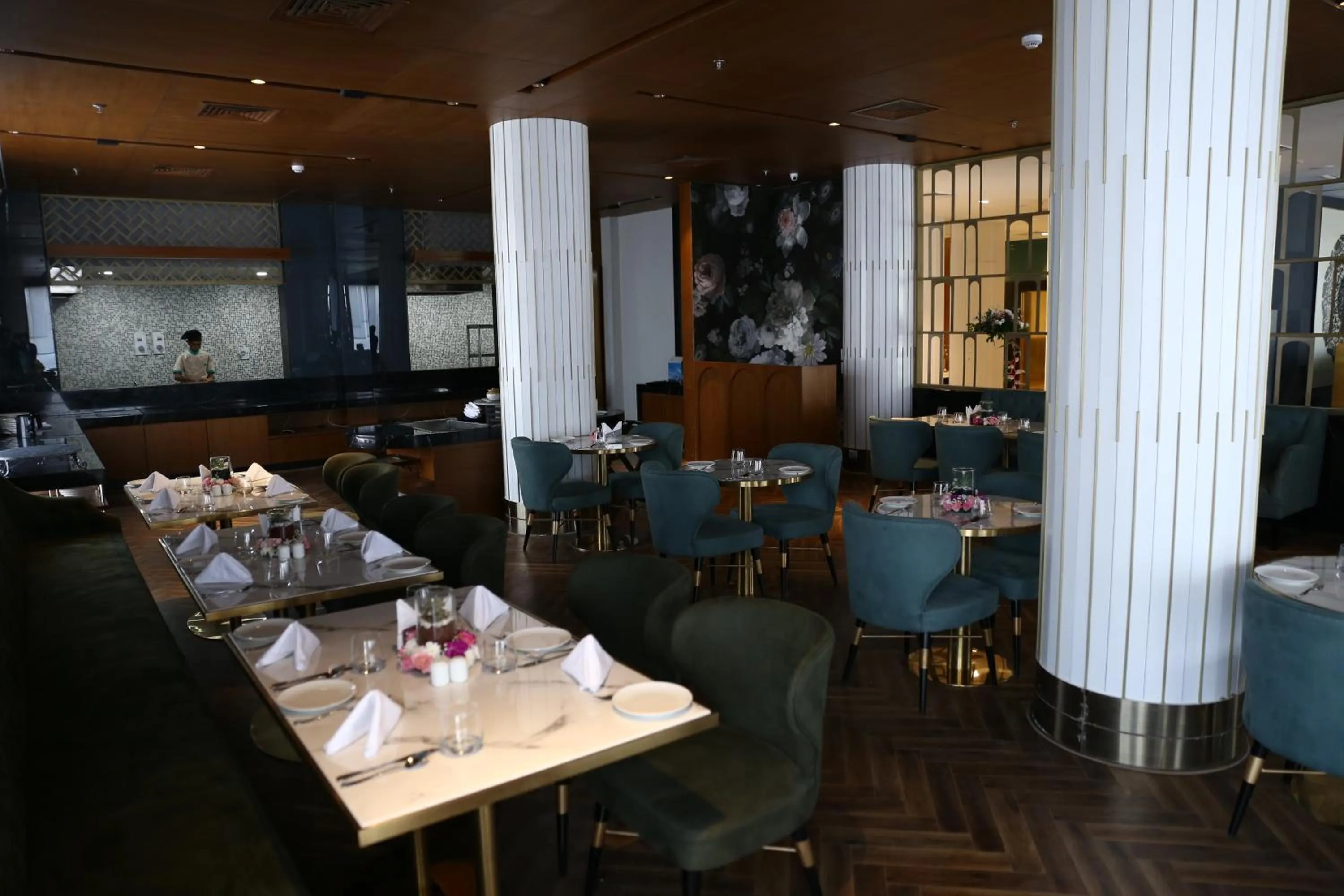 Restaurant/places to eat in Clarks Inn Suites Raipur