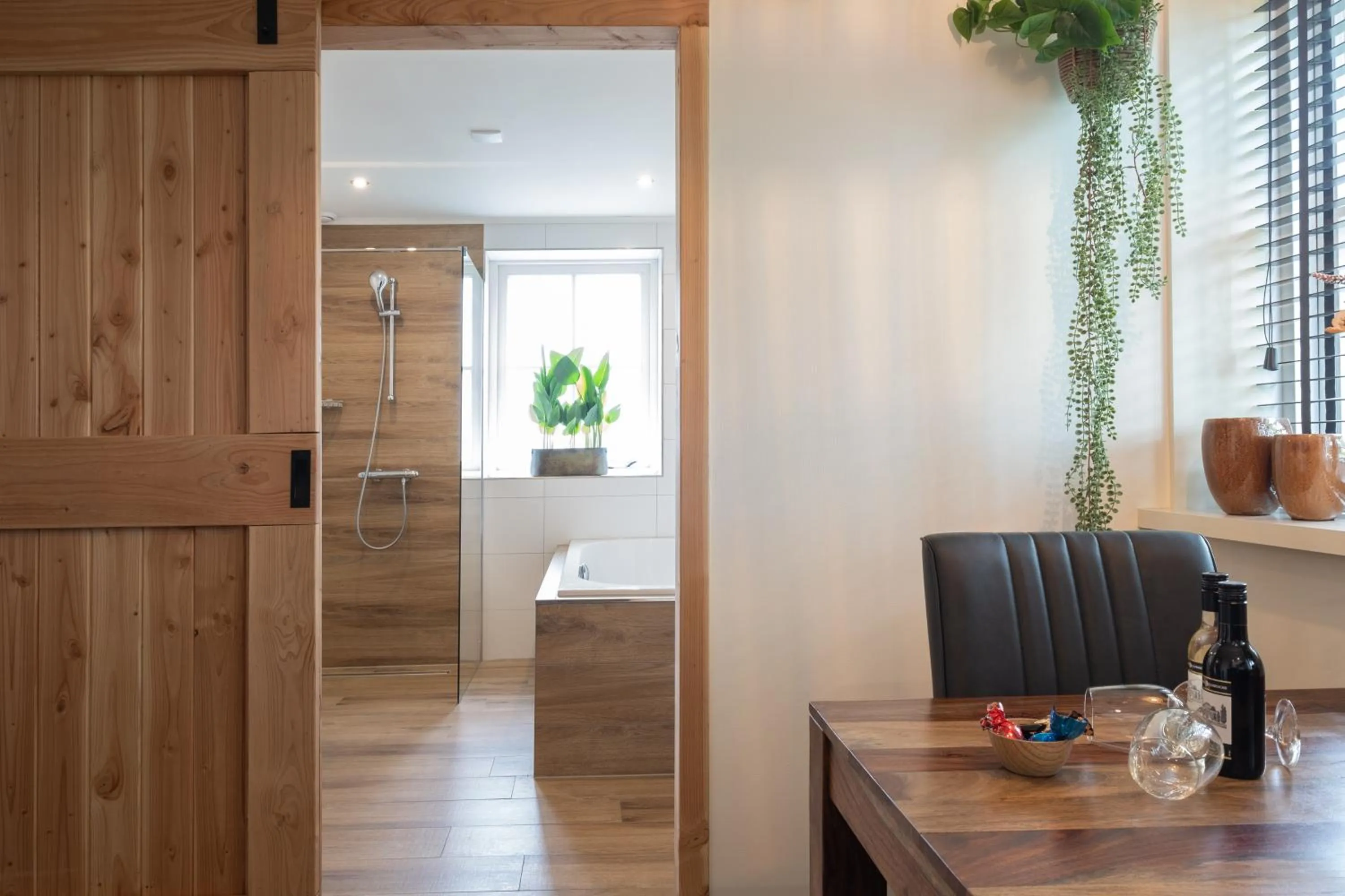 Dining area in Bed & Breakfast De Heughte