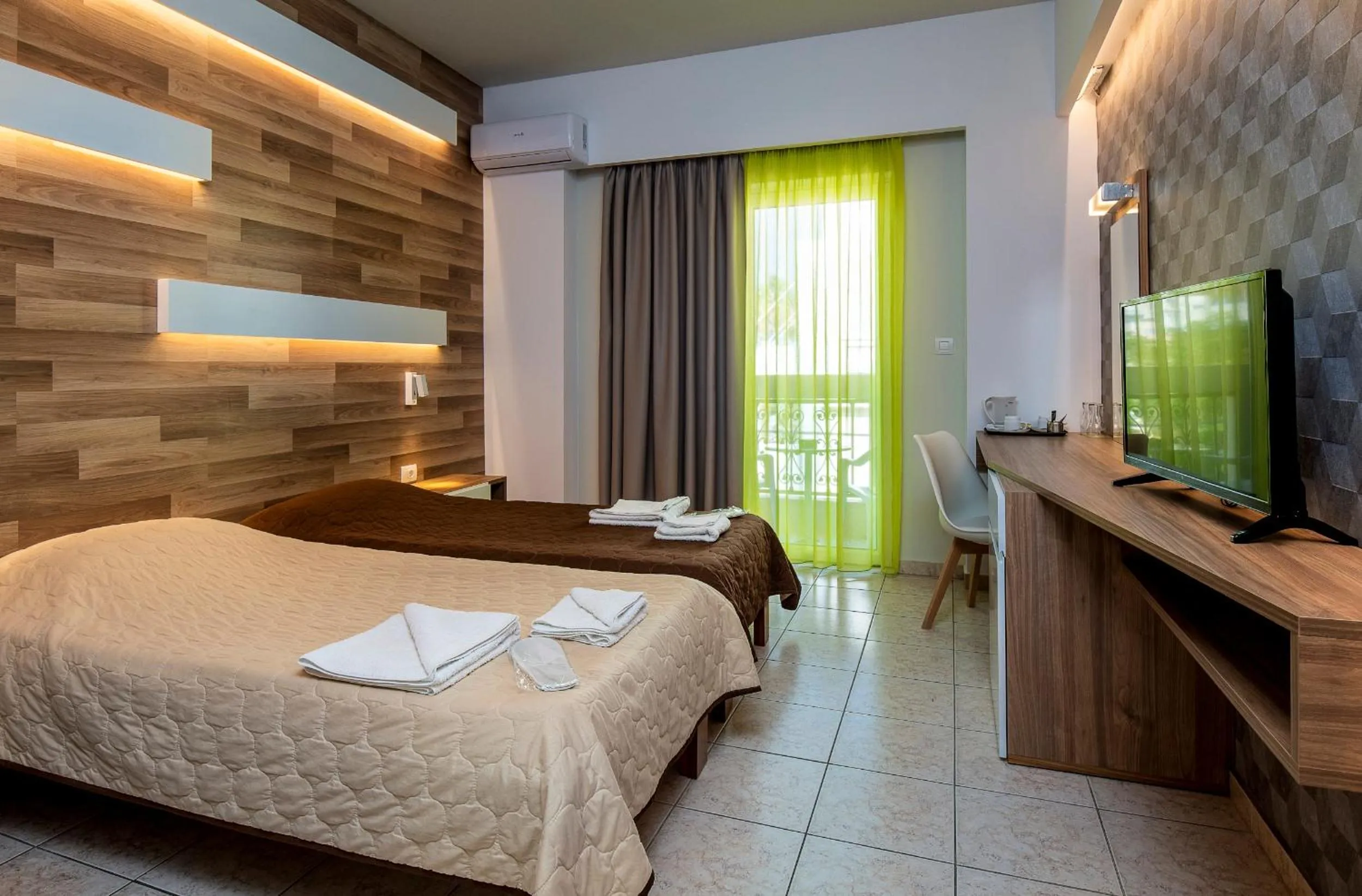 Bedroom, Bed in Olympia Hotel