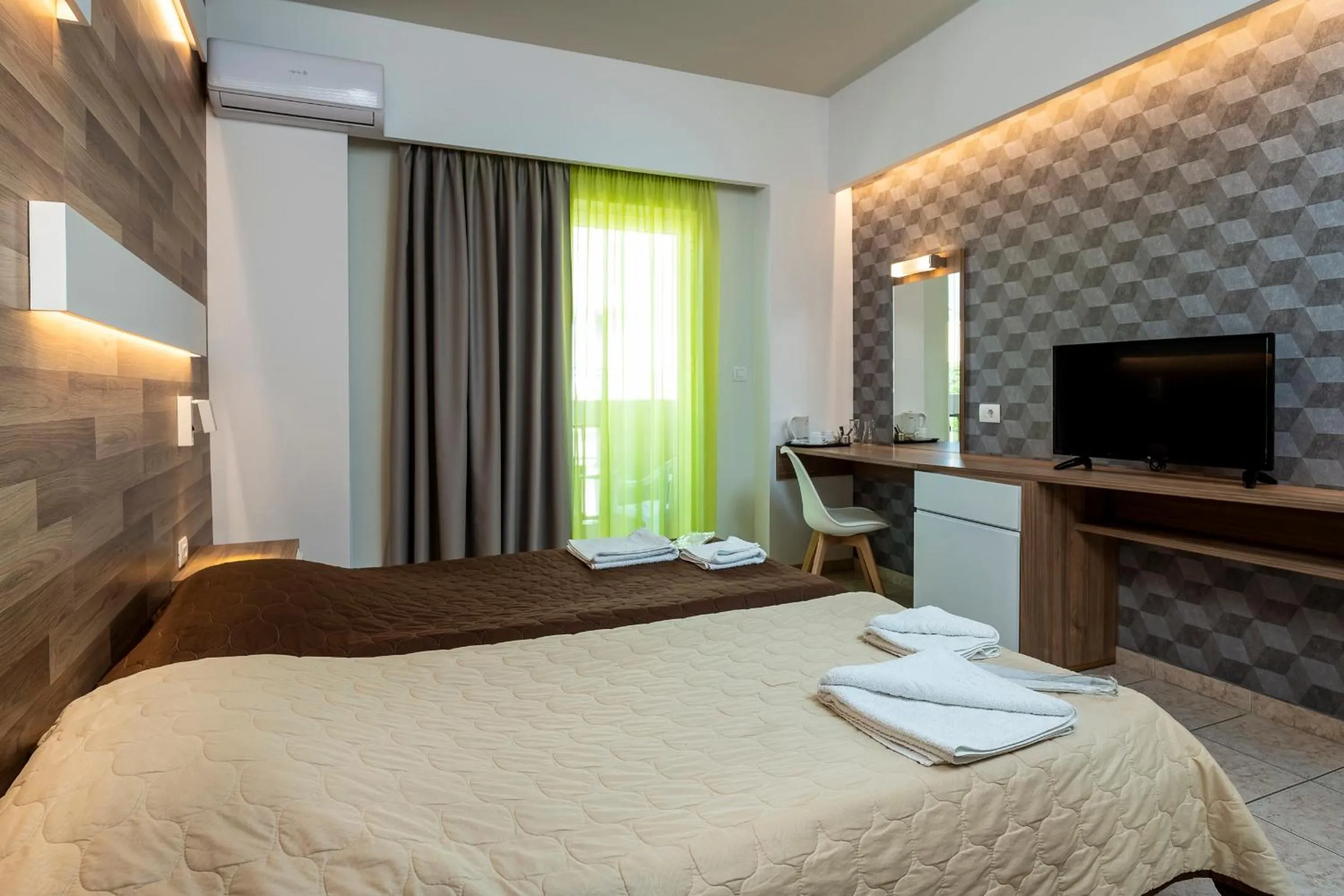 Bedroom, Bed in Olympia Hotel