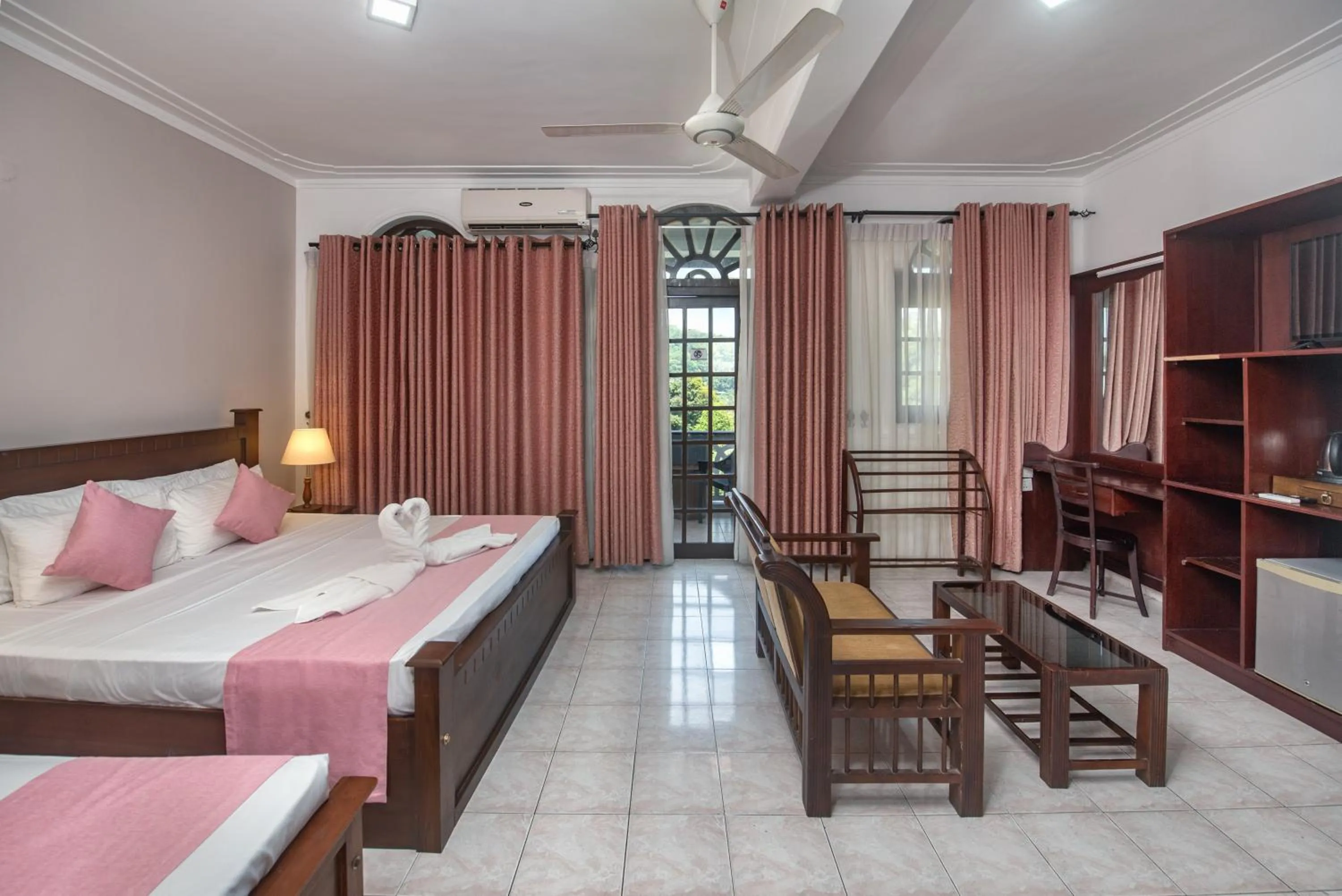 Photo of the whole room, Bed in Ceyloni Lake Residency