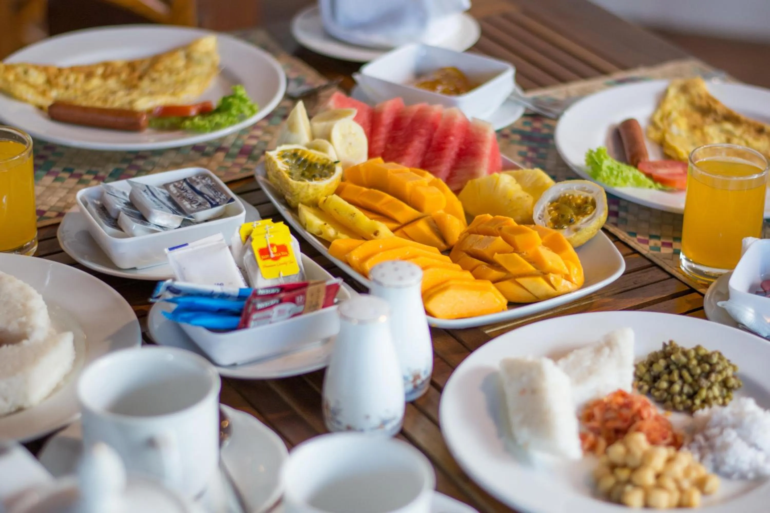 Asian breakfast in Ceyloni Lake Residency