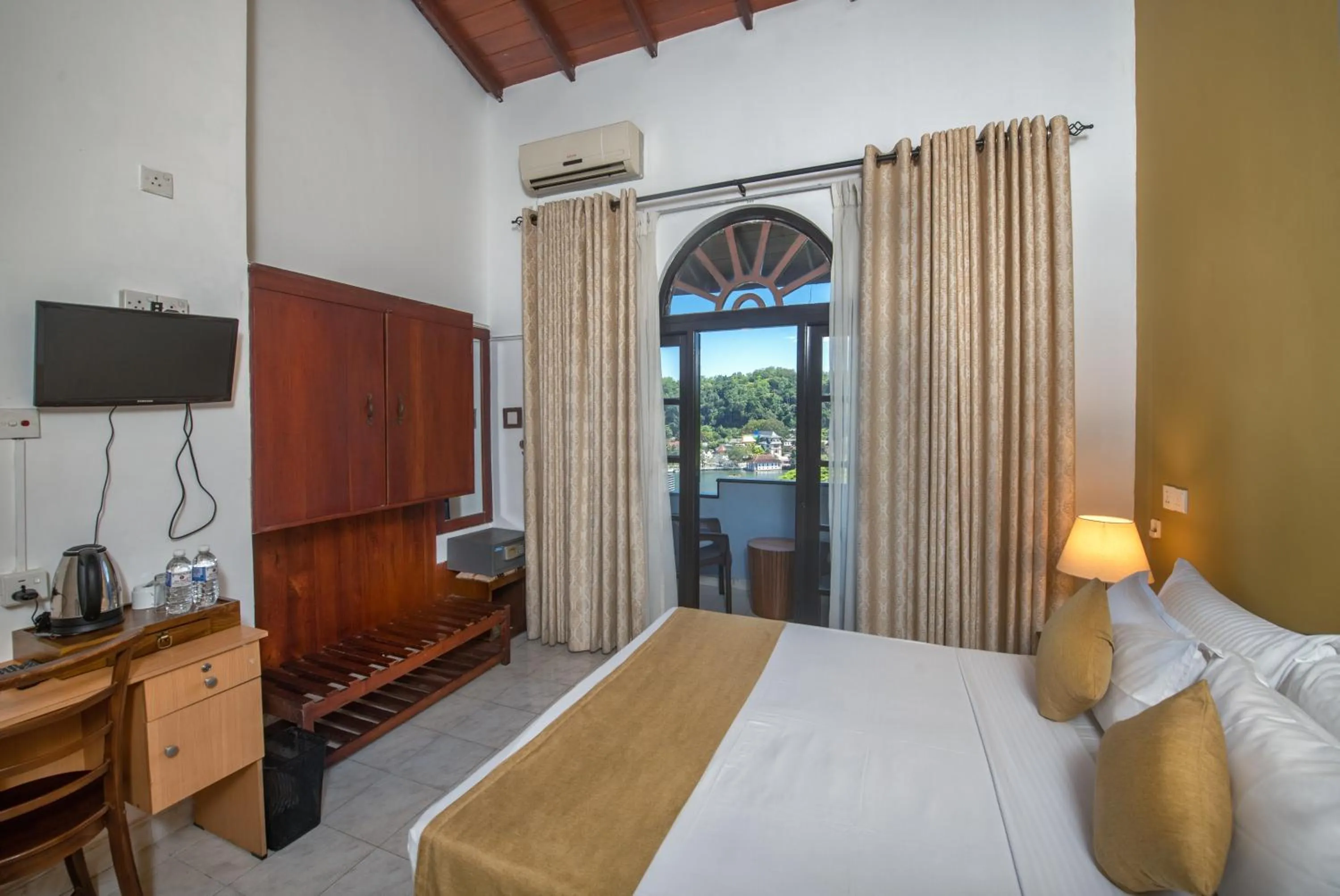 Photo of the whole room, Bed in Ceyloni Lake Residency