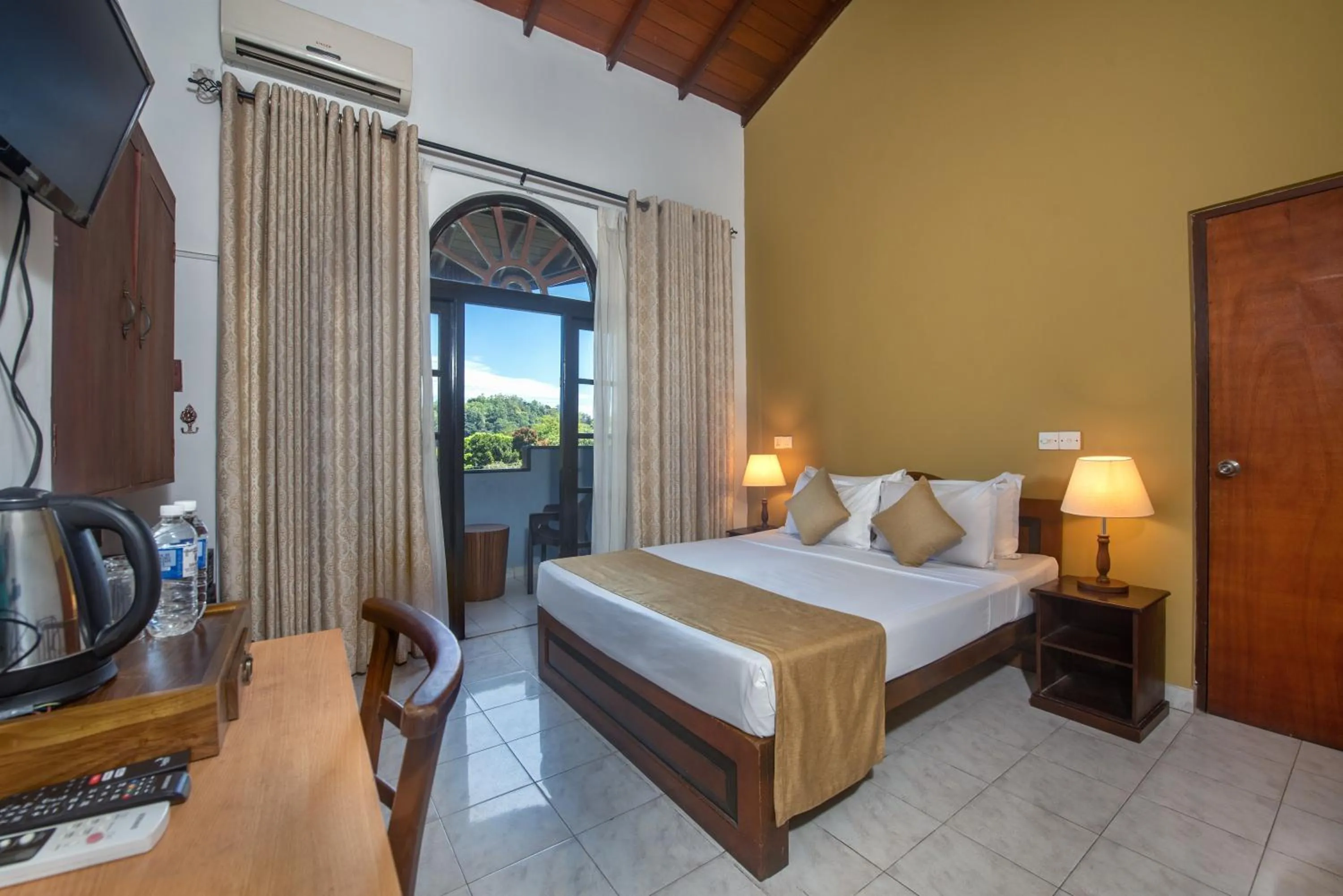 Photo of the whole room, Bed in Ceyloni Lake Residency