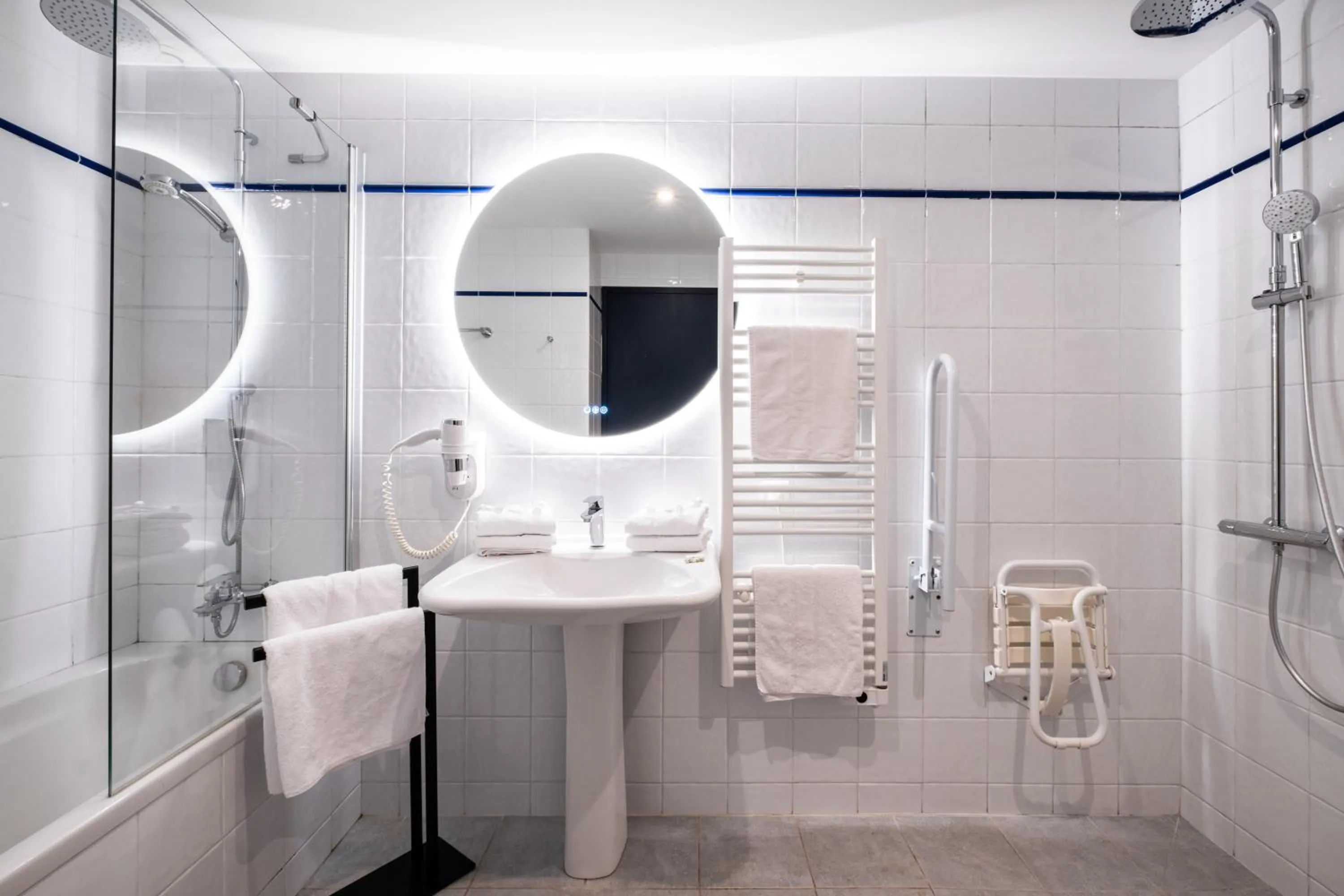 Bathroom in Hôtel Le Français