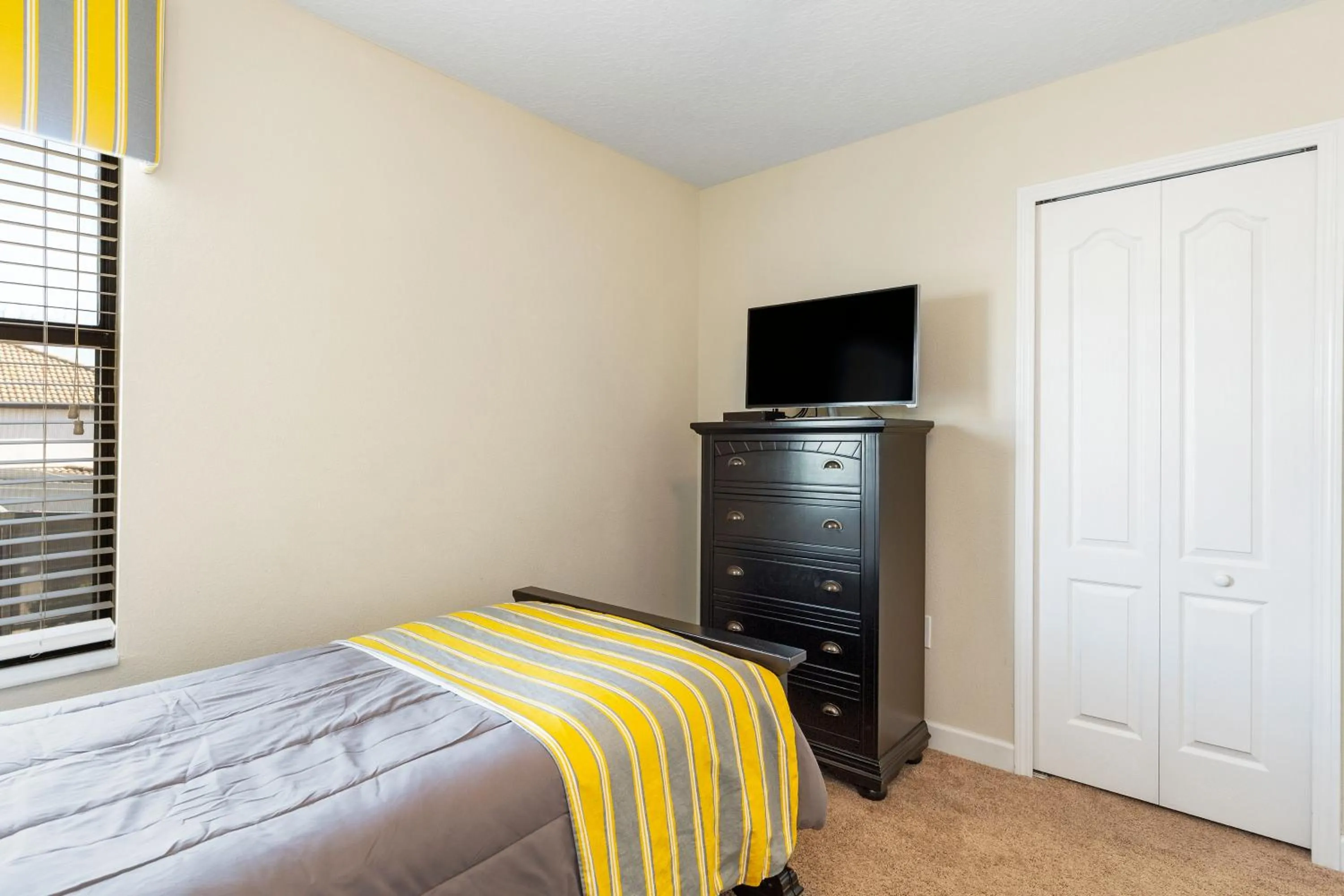 Bed in Moonlight Ridge - 5 bed ChampionsGate Resort pool home