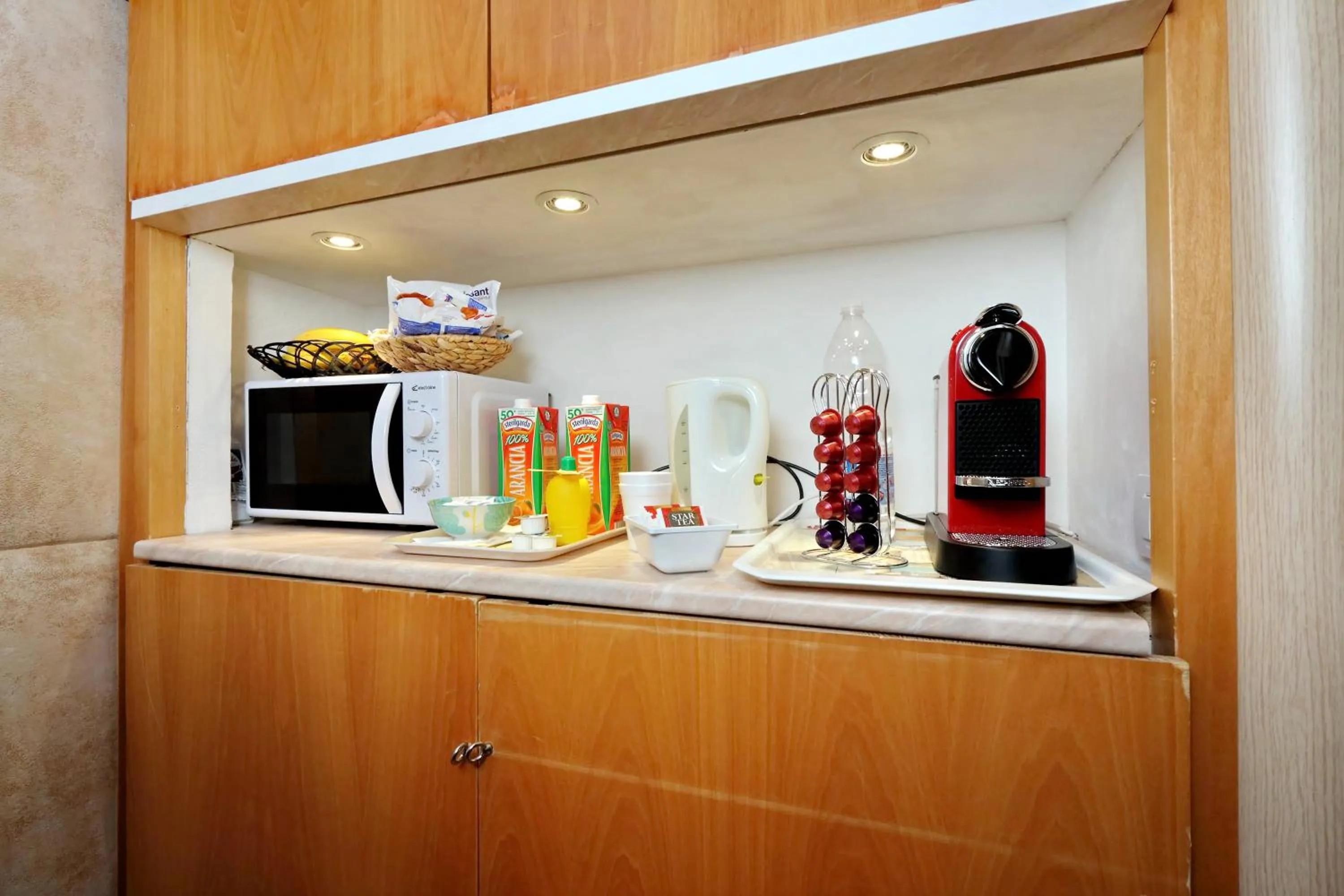 Coffee/tea facilities in Gialli Vatican Guesthouse