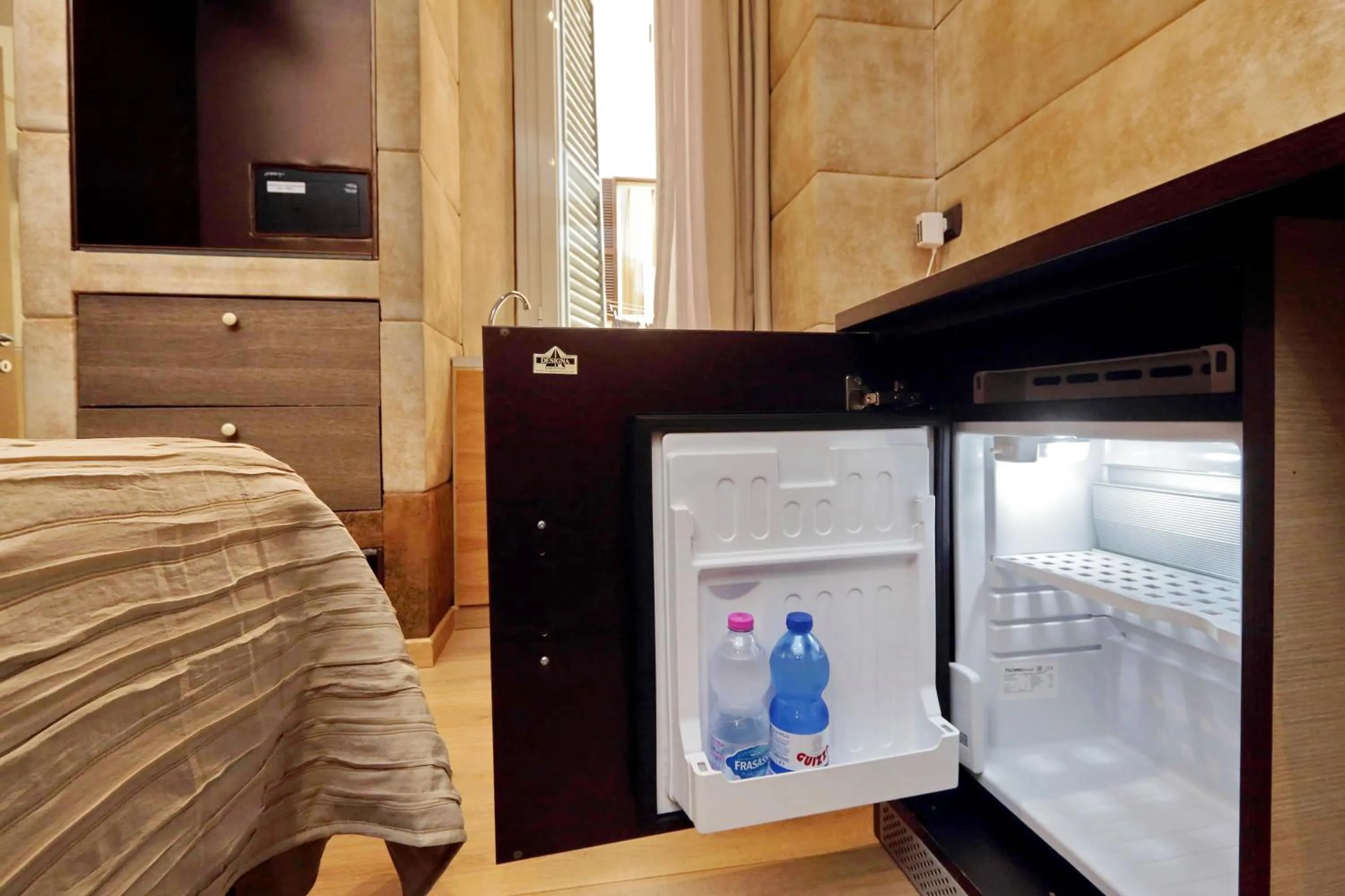 Alcoholic drinks, Bed in Gialli Vatican Guesthouse