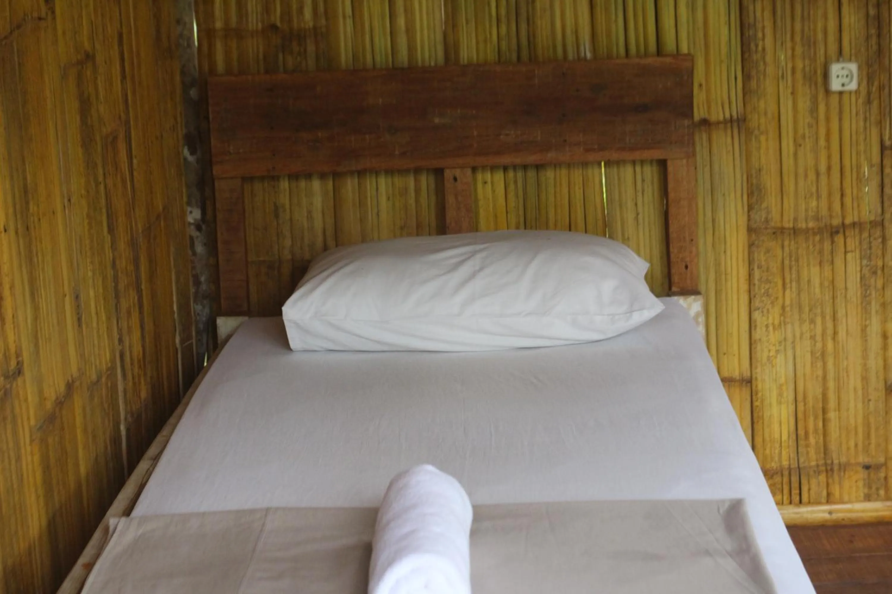 Bed in Jungle House - surf & stay
