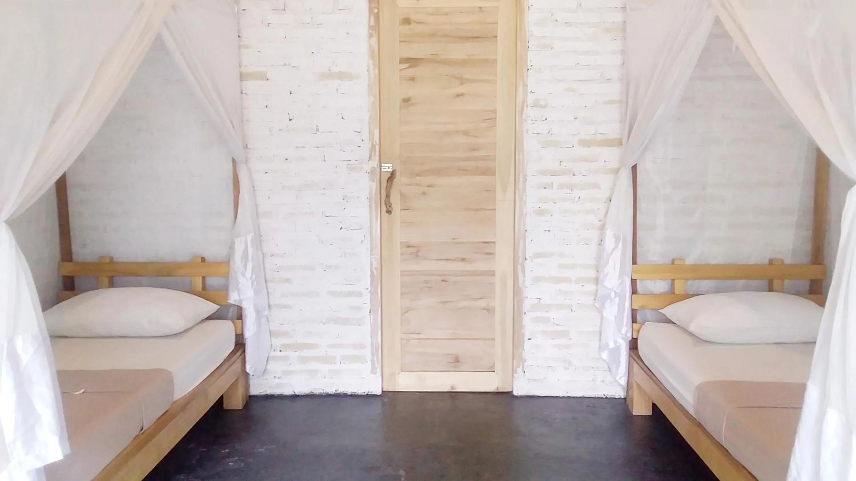 Bed in Jungle House - surf & stay