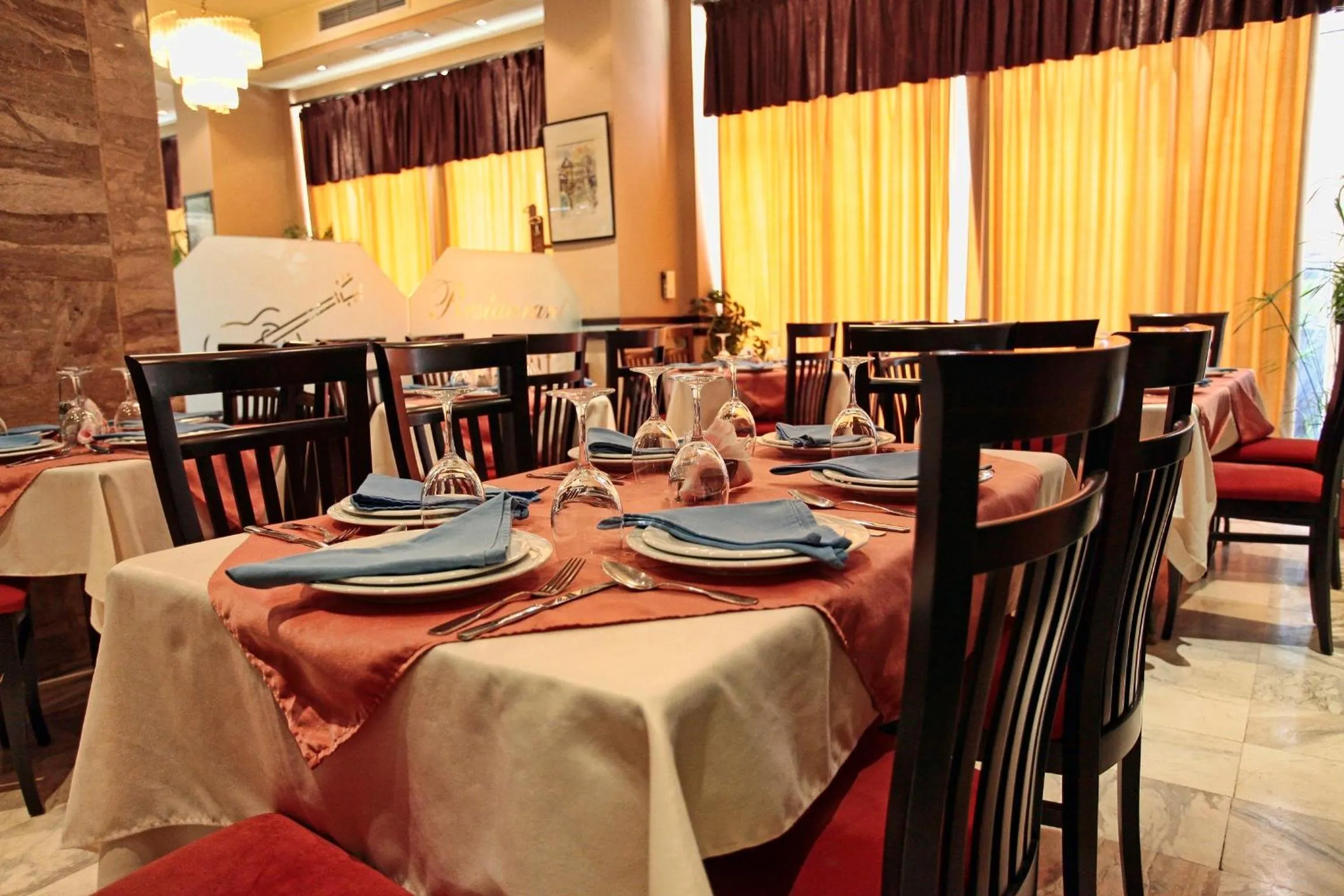 Restaurant/places to eat in Hotel Regency