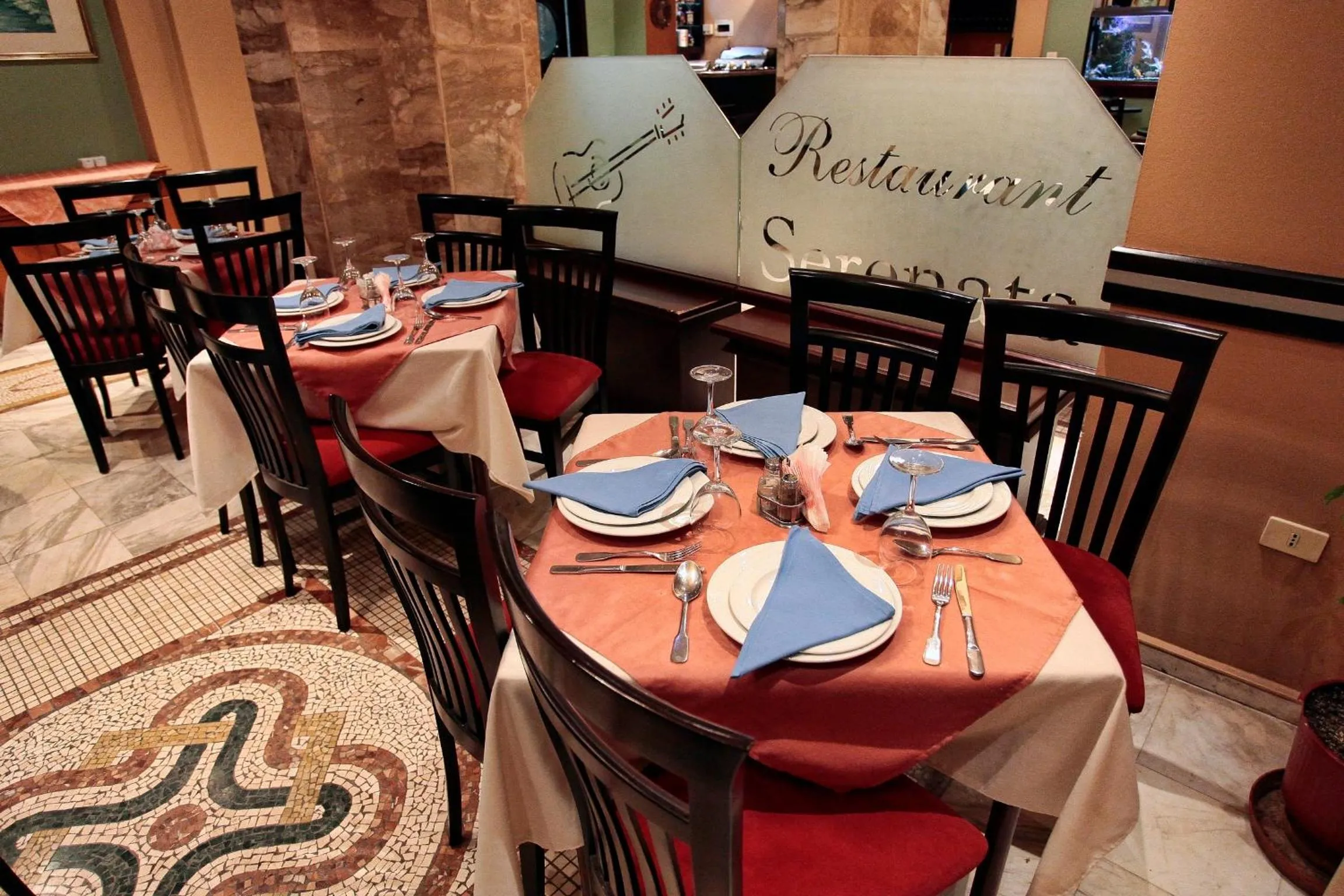 Restaurant/places to eat in Hotel Regency