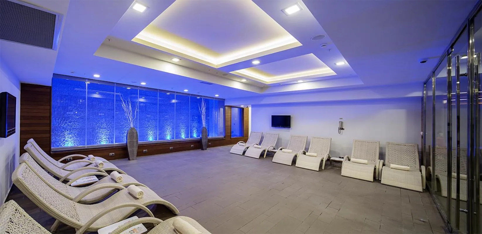 Swimming pool in DoubleTree by Hilton Kusadasi