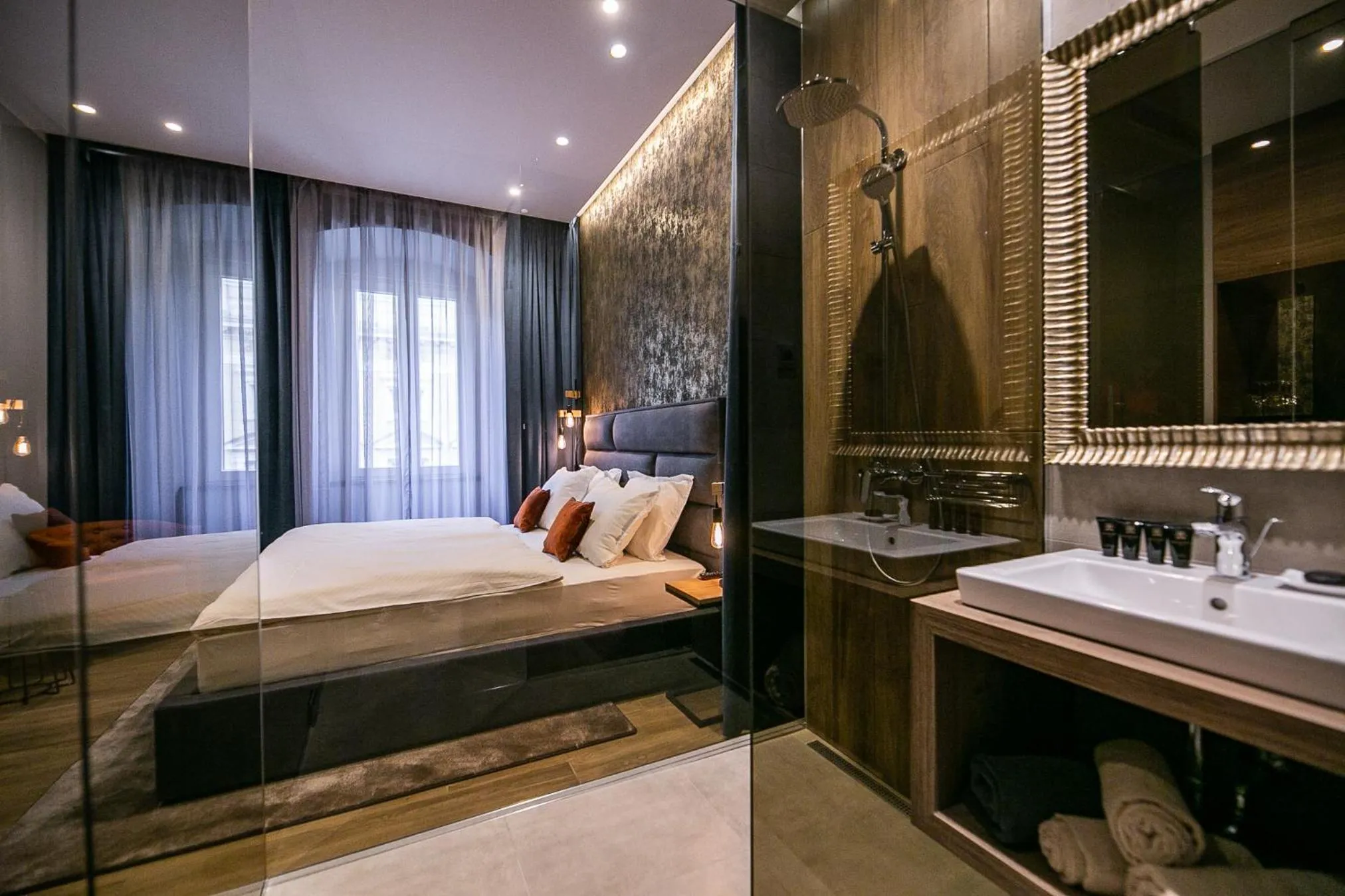 Bathroom, Bed in Teatro Suite & Rooms