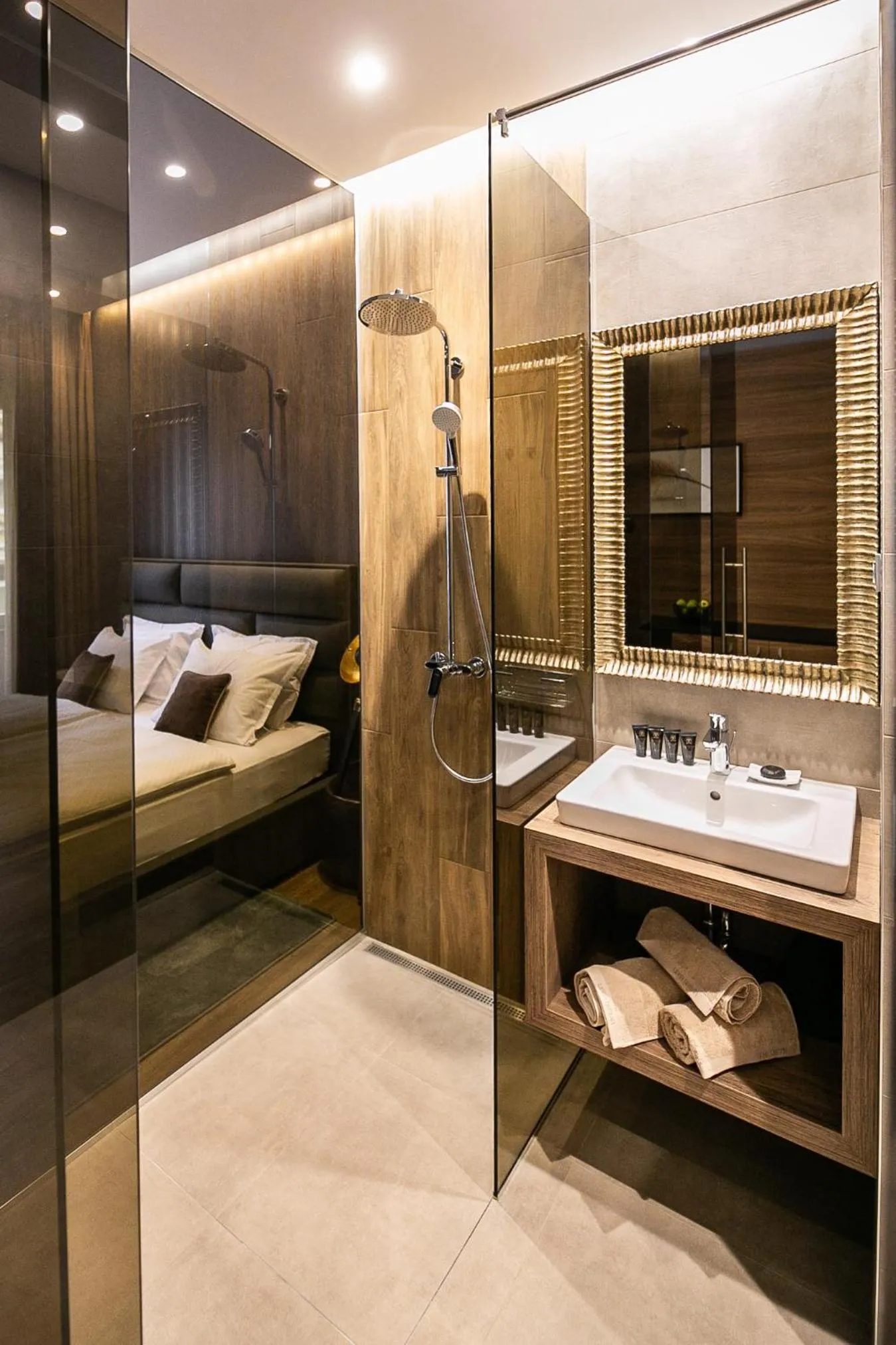 Bathroom, Bed in Teatro Suite & Rooms