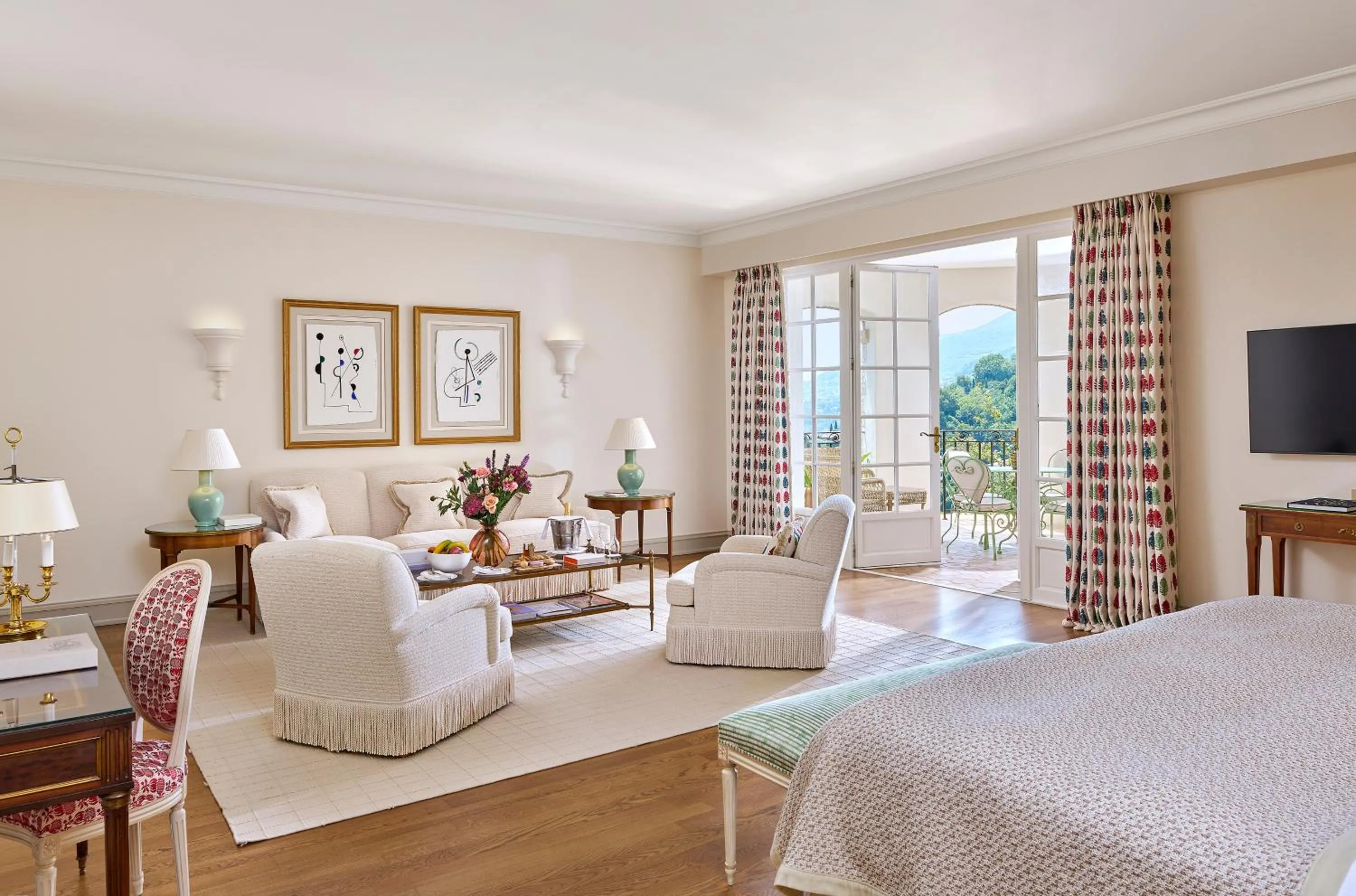 Seating area, Bed in Château Saint-Martin & Spa, Oetker Hotels