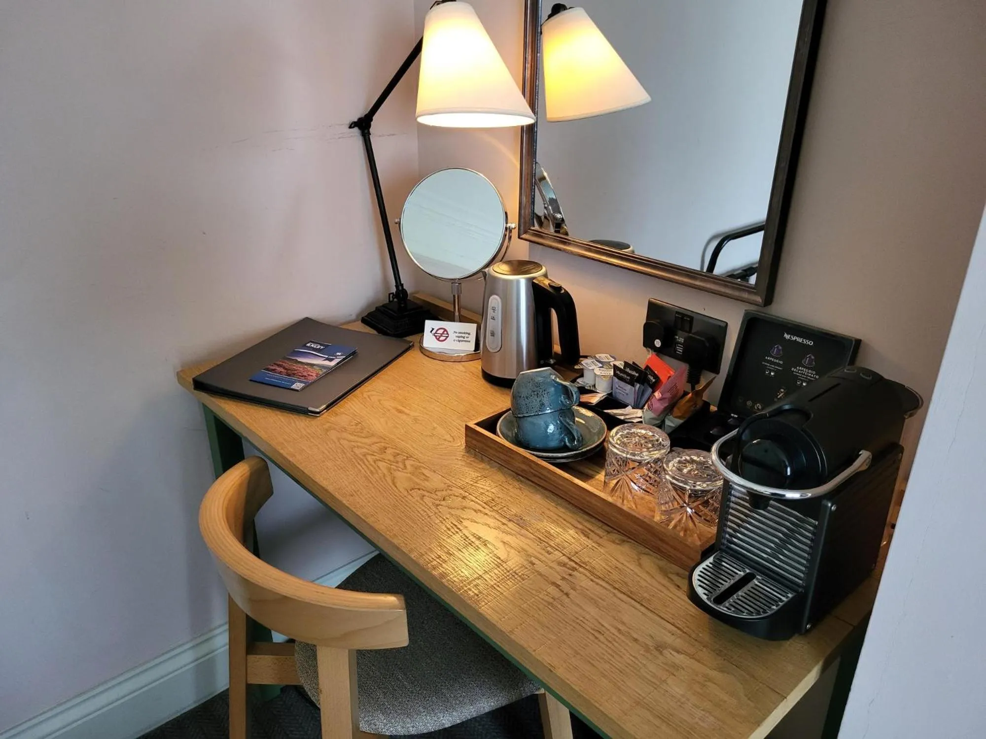 Coffee/tea facilities in The Black Hat