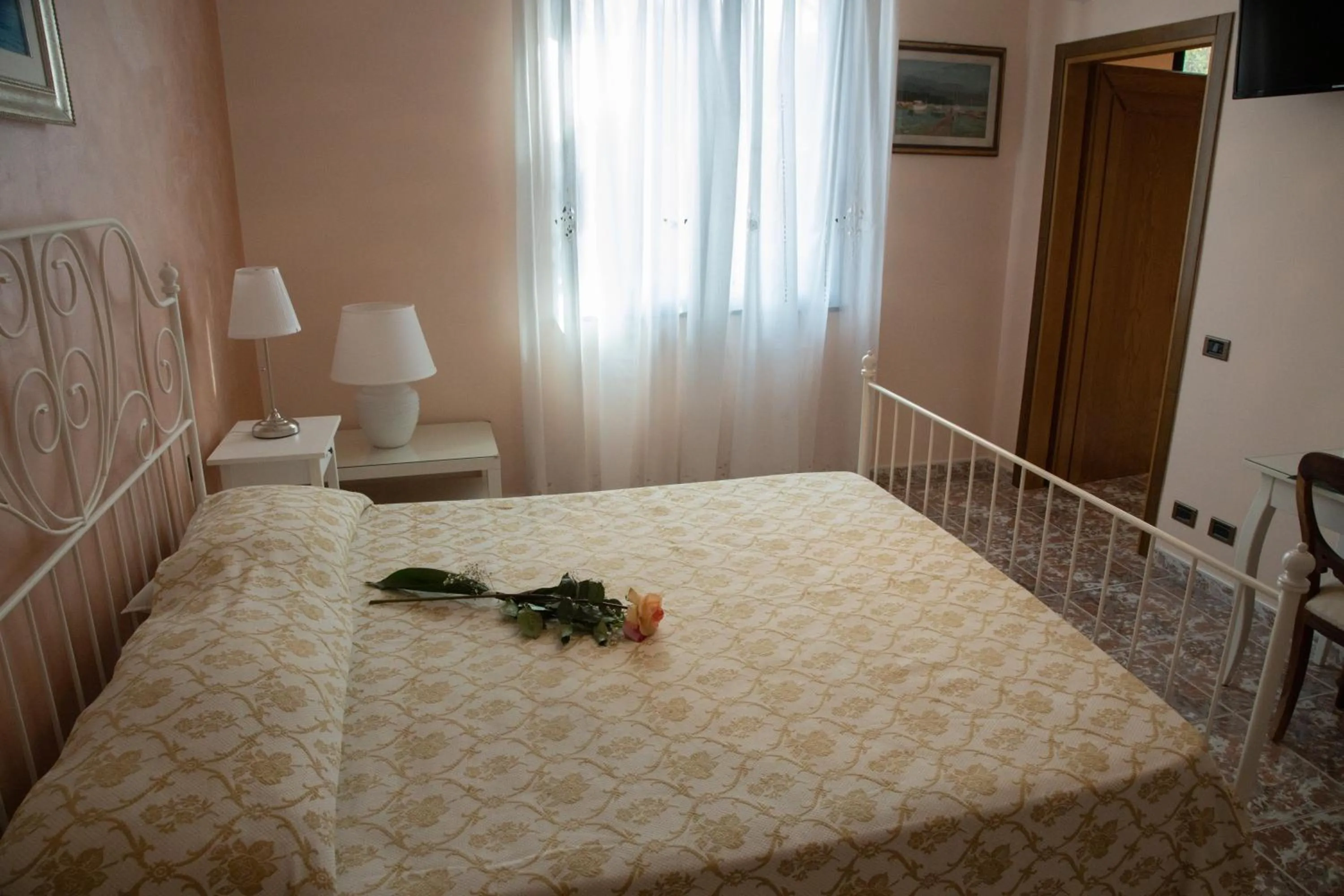 Photo of the whole room, Bed in Relais d 'Itria