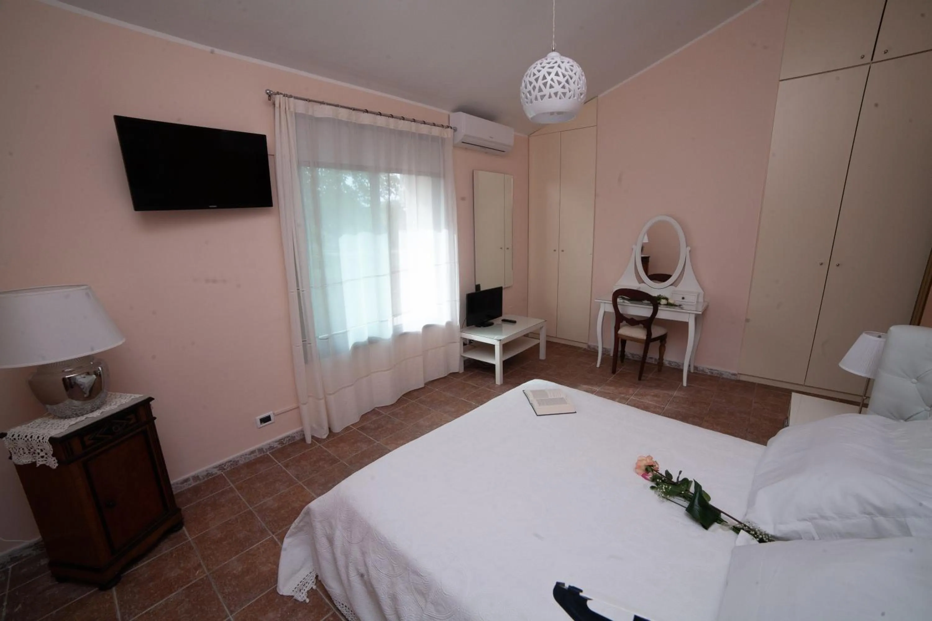 Photo of the whole room, Bed in Relais d 'Itria